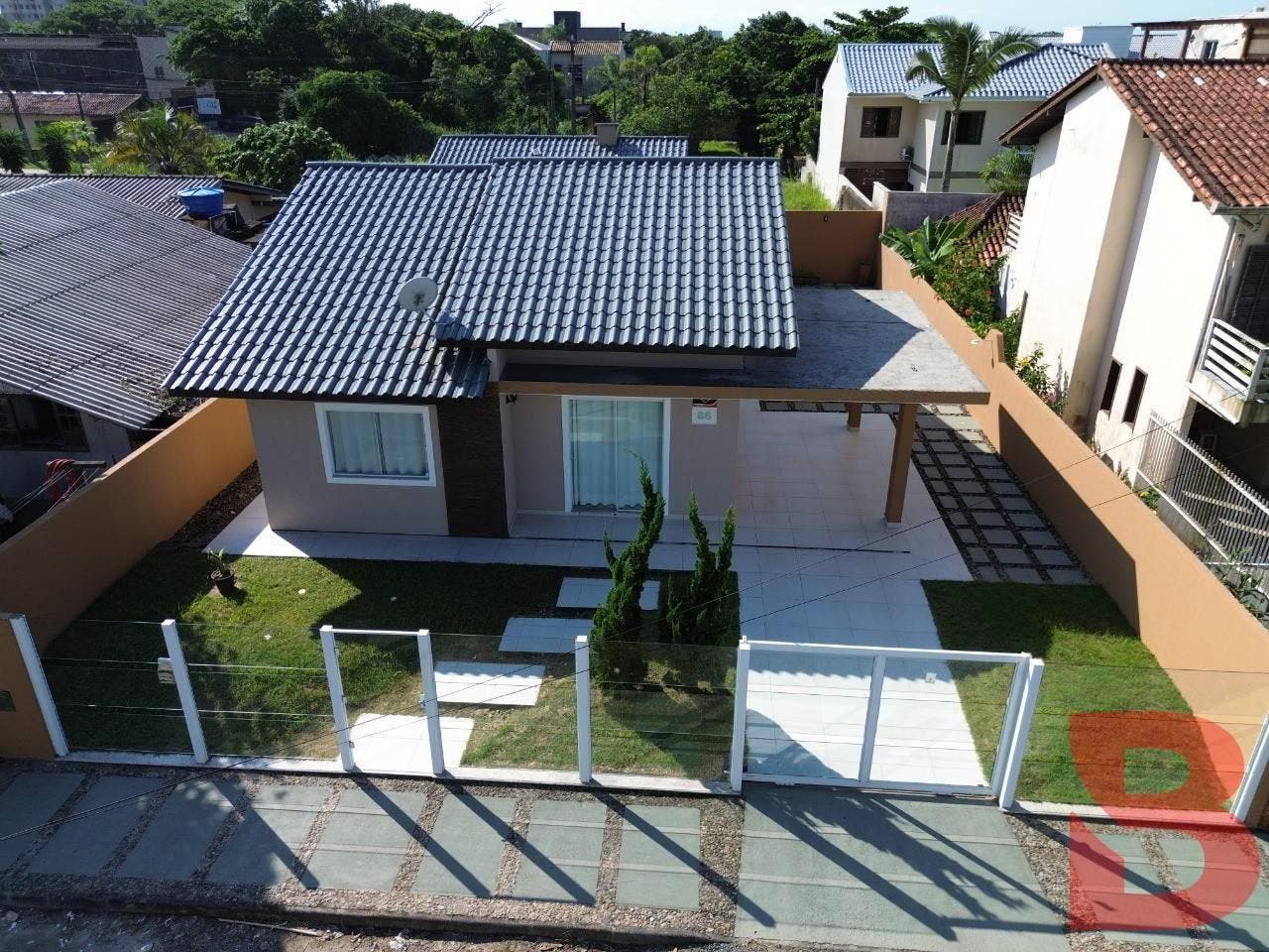 EXCELENTE CASA LOCALIZADA NA QUADRA DO MAR- APENAS 50MTRS DA PRAIA - Casa em Centro, Itapoá - à venda - BESEN IMOBILIÁRIA LTDA