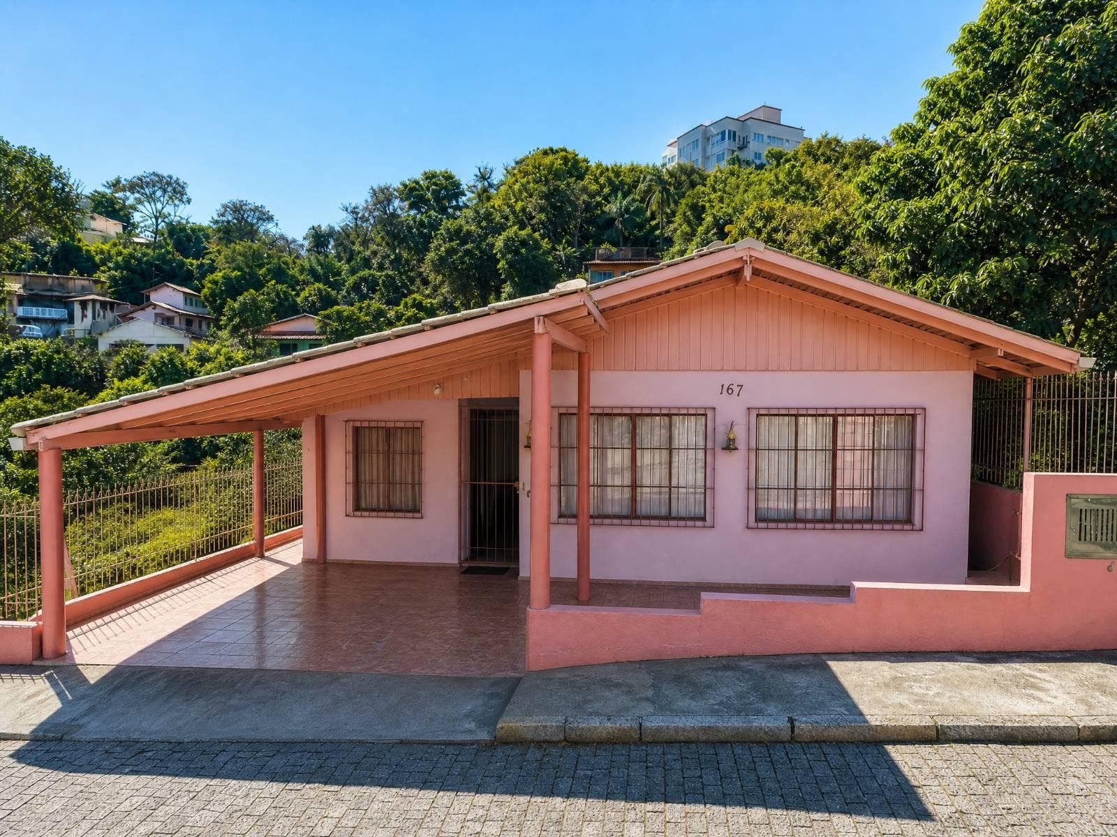 Estilo arquitetônico: Colonial contemporâneo.