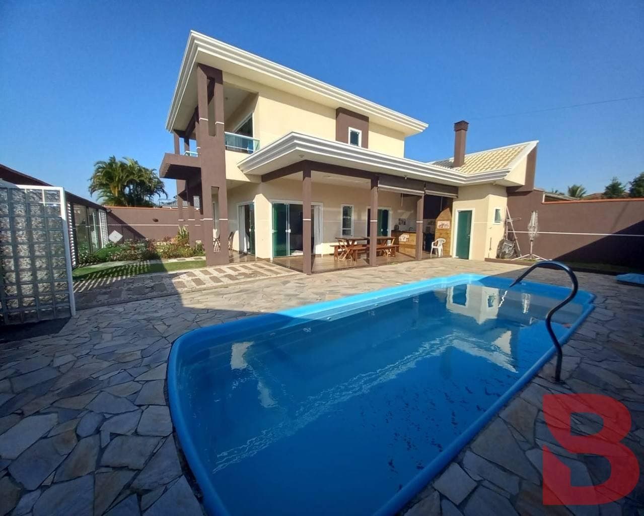 LINDO SOBRADO COM 03 QUARTOS NA BARRA DO SAÍ - COM PISCINA - MENOS DE 250 METROS DO MAR - Casa em Barra do Sai, Itapoá - à venda - BESEN IMOBILIÁRIA LTDA