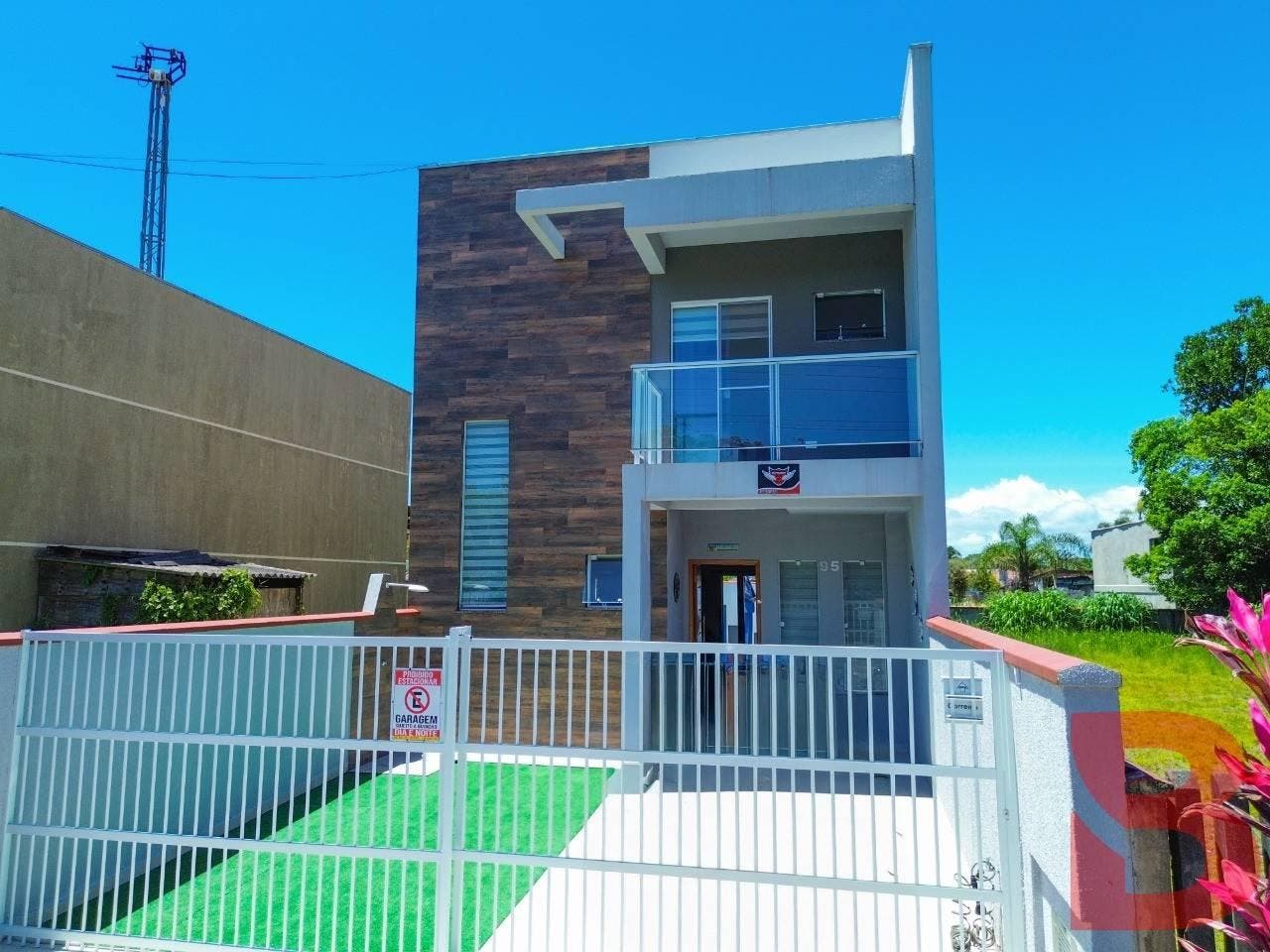 SOBRADO QUADRA DO MAR, TOTALMENTE EQUIPADO, 01 SUÍTE E 02 DEMI-SUÍTES - E COM ÓTIMA LOCALIZAÇÃO - Casa em Bamerindus, Itapoá - à venda - BESEN IMOBILIÁRIA LTDA