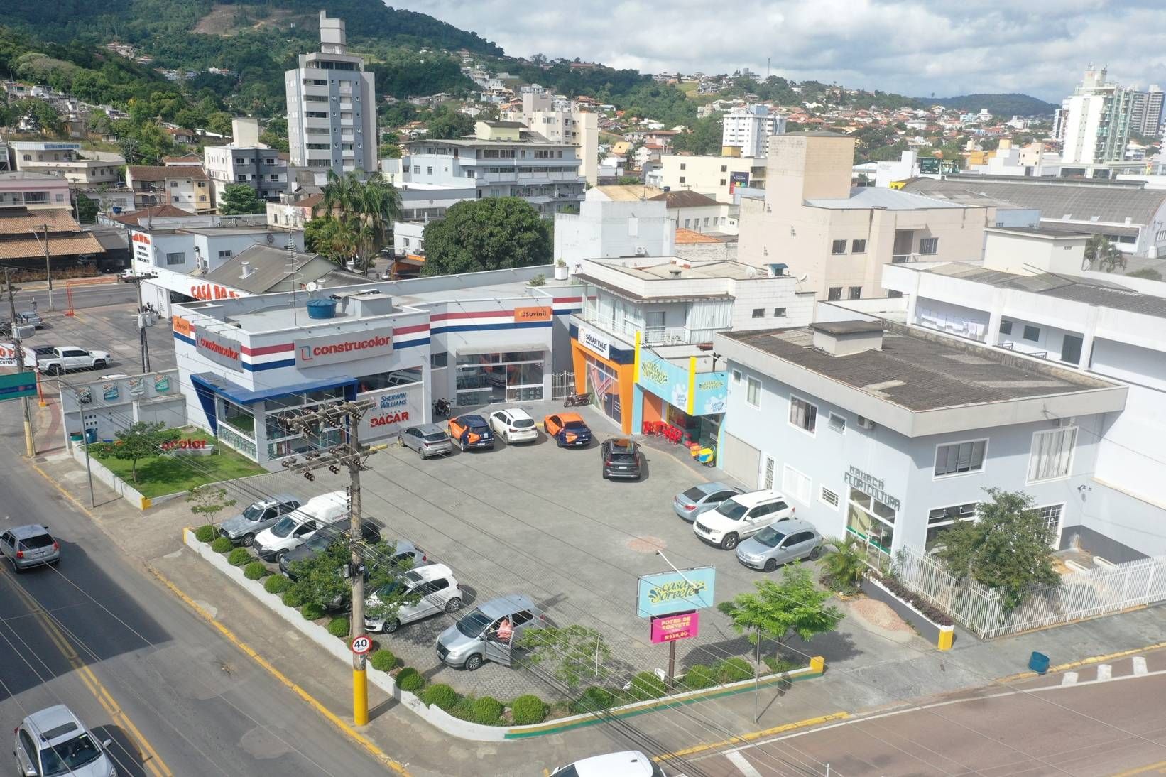 Estilo arquitetônico: Comercial modernista.