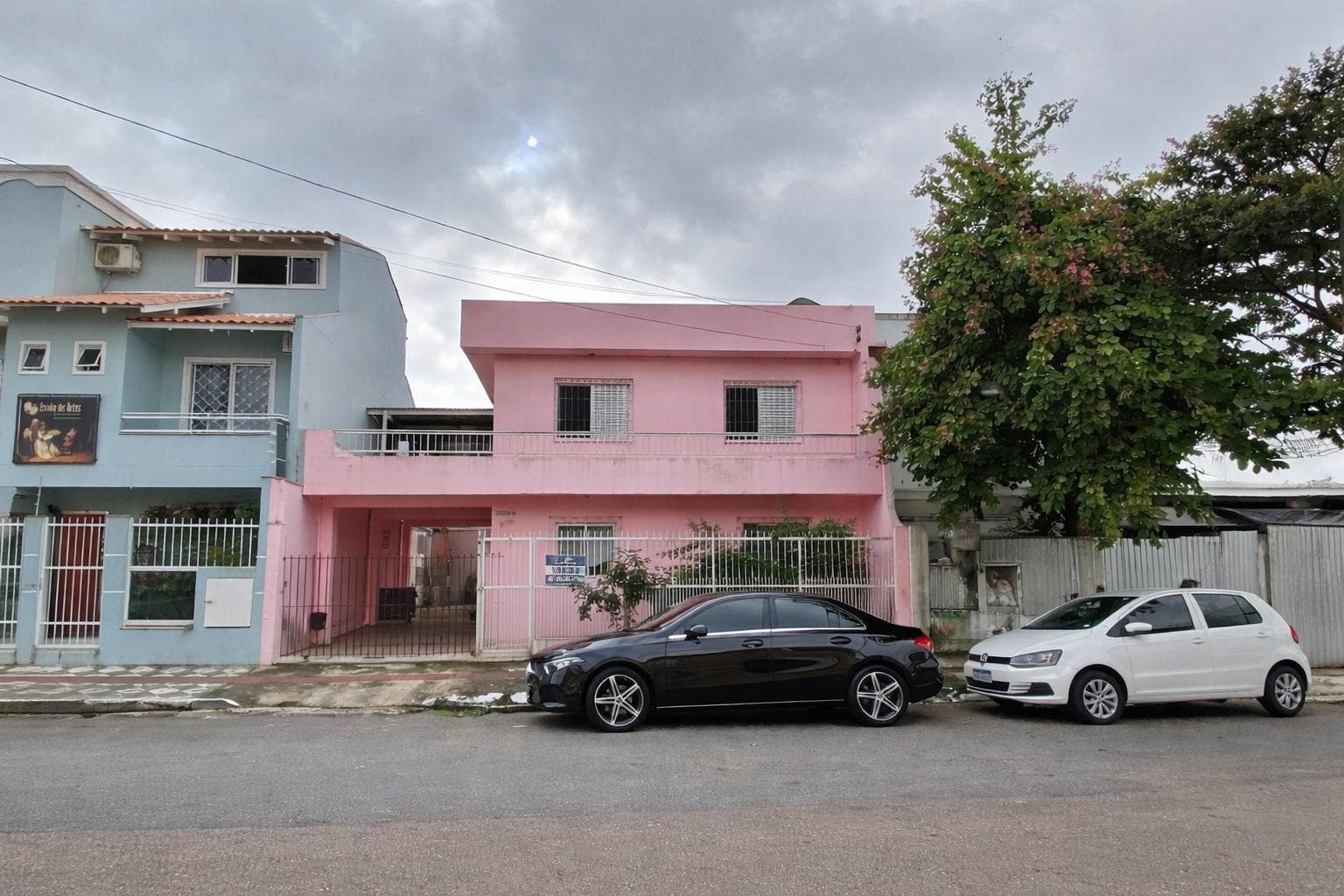 Terreno com dois sobrados na Rua 2700 no Centro de Balneário Camboriú - Casa Geminada em Centro, Balneário Camboriú - à venda - Desc Imóveis