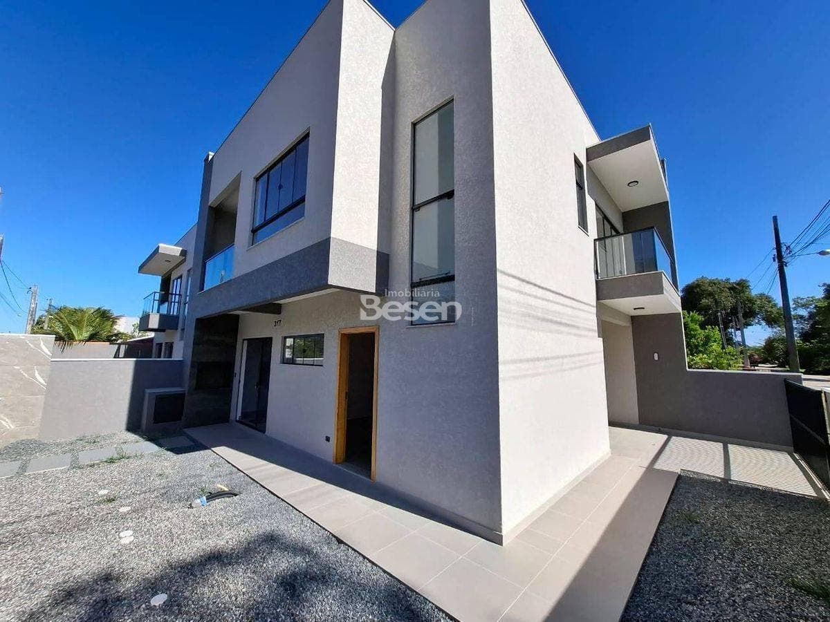SOBRADO DE ESQUINA PROXIMO AO MAR COM EXCELENTE ACABAMENTO - Casa em Pontal do Norte, Itapoá - à venda - BESEN IMOBILIÁRIA LTDA