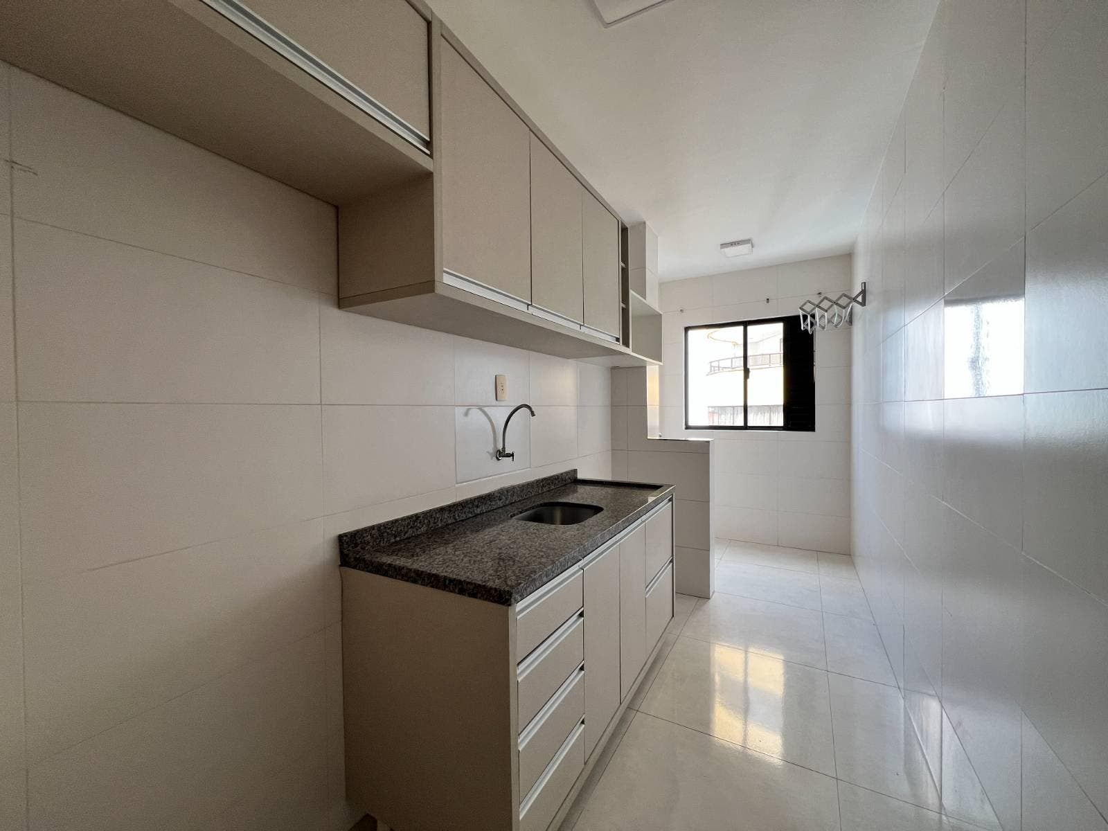 Apartamento com 2 dormitórios para locação anual na quadra mar em Balneário Camboriu - Apartamento em Centro, Balneário Camboriú - para locação - Desc Imóveis