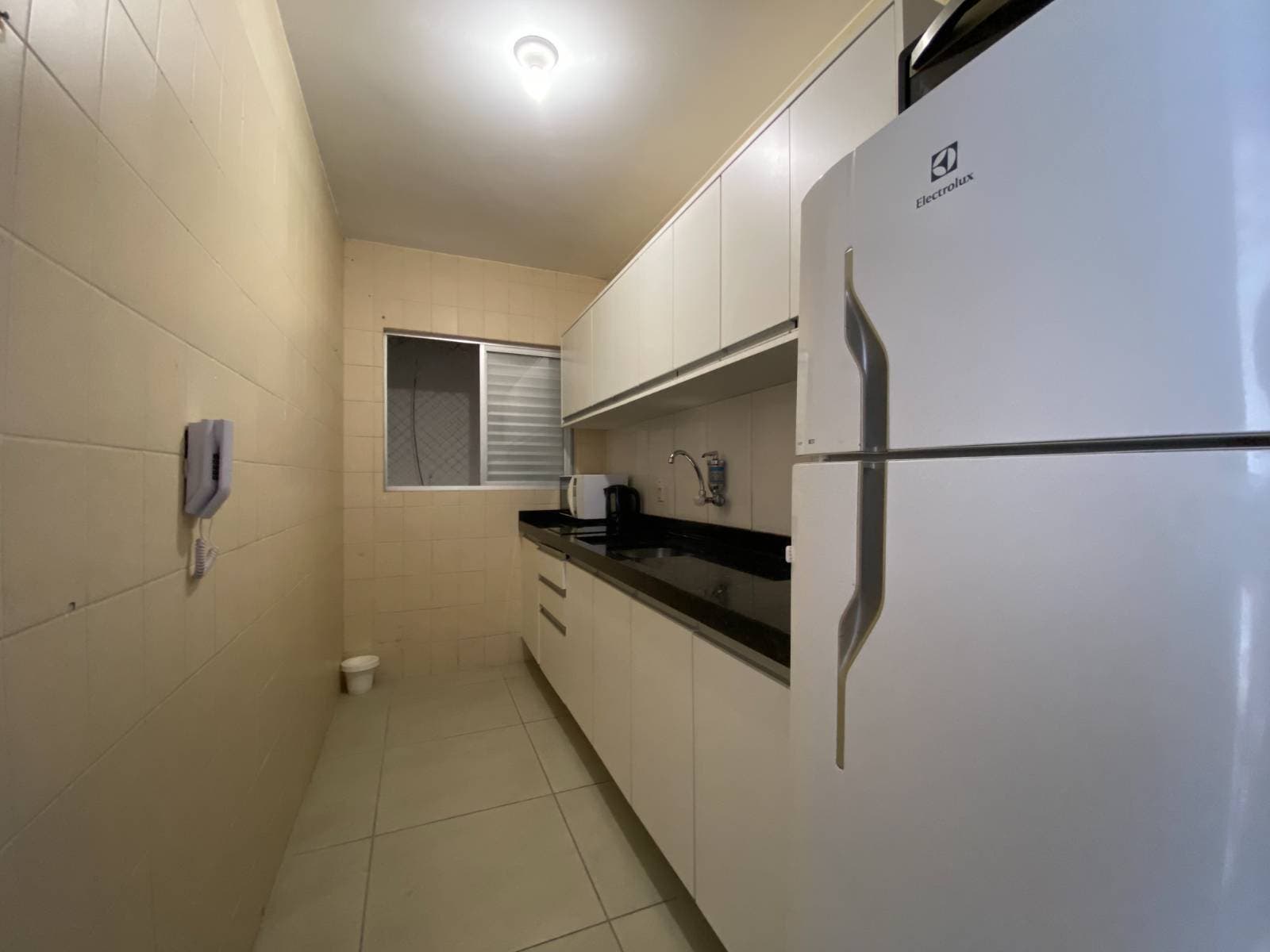 Apartamento mobiliado com 1 dormitório e sacada na Av. Brasil – Balneário Camboriú - Apartamento em Centro, Balneário Camboriú - para locação - Desc Imóveis