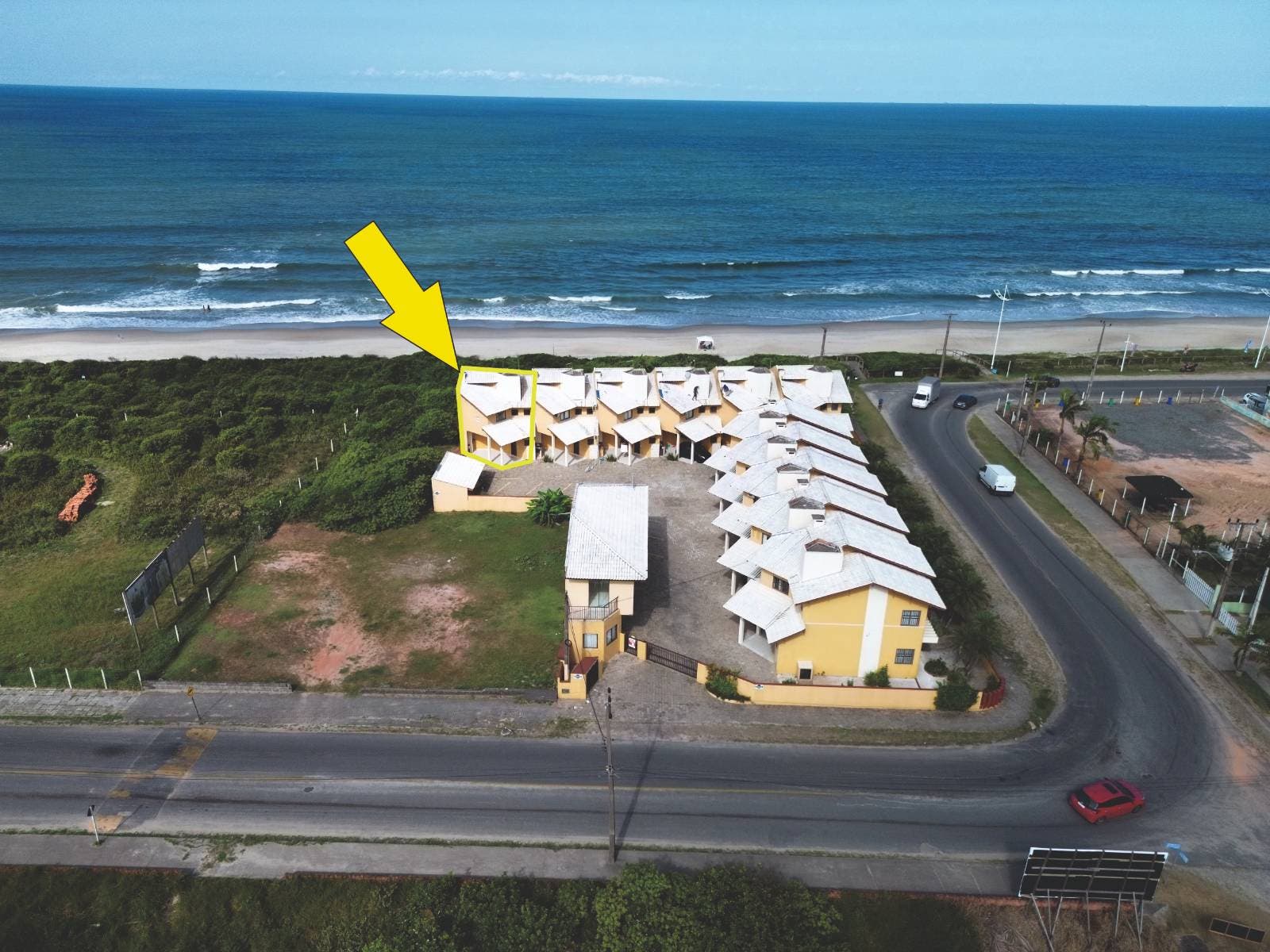 Sobrado Frente Mar, no Bairro Barra do Saí, Itapoa/Sc - Casa em Barra do Sai, Itapoá - à venda - BESEN IMOBILIÁRIA LTDA