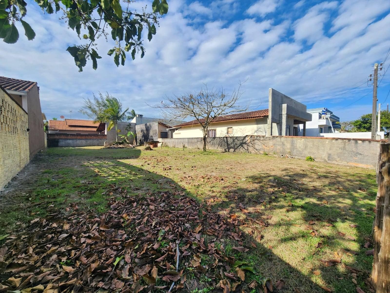 EXCELENTE OPÇÃO DE TERRENO NA BARRA DO SAÍ, ACIMA DO NIVEL DA RUA E LIMPO - Lote/Terreno em Barra do Sai, Itapoá - à venda - BESEN IMOBILIÁRIA LTDA