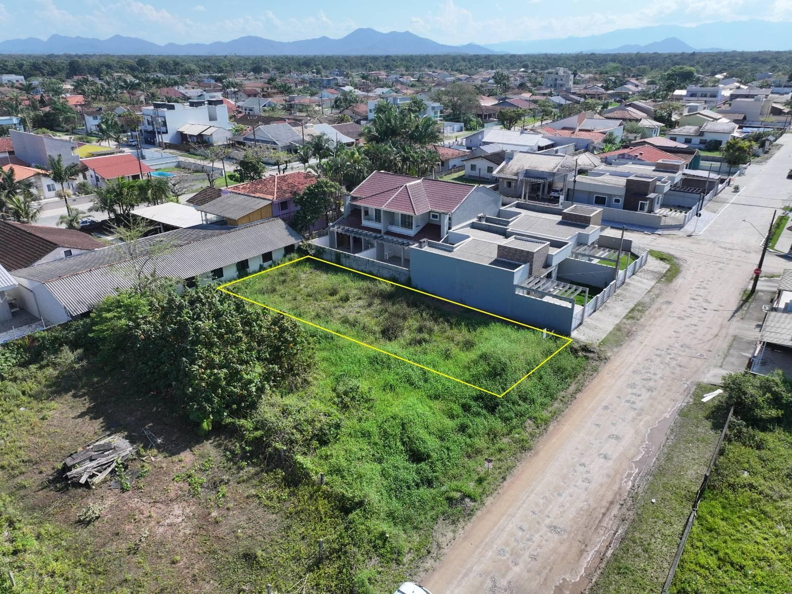 EXCELENTE OPÇÃO DE TERRENO EM ITAPOÁ, JÁ ATERRADO PRÓXIMO AO MAR! - Lote/Terreno em Barra do Sai, Itapoá - à venda - BESEN IMOBILIÁRIA LTDA
