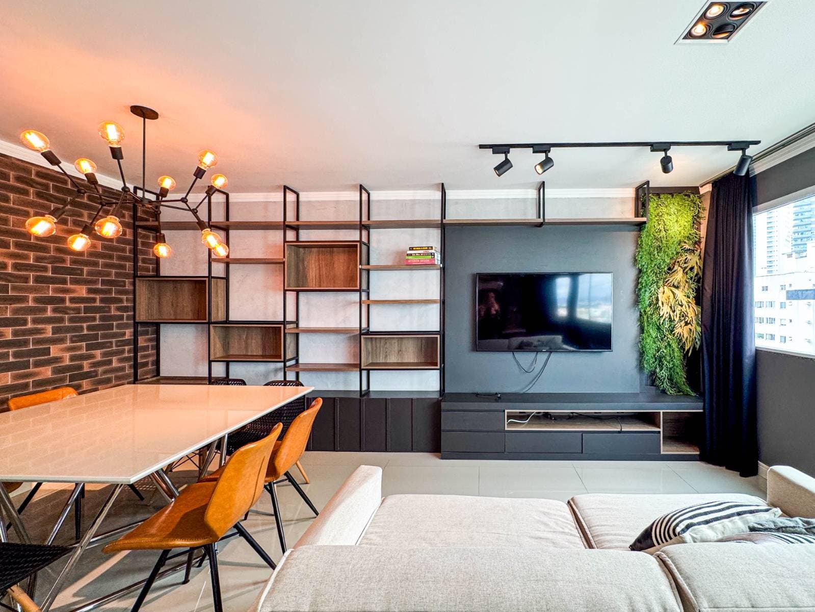 Apartamento semimobiliado com 03 suítes para locação anual em Balneário Camboriú - Apartamento em Centro, Balneário Camboriú - para locação - Desc Imóveis