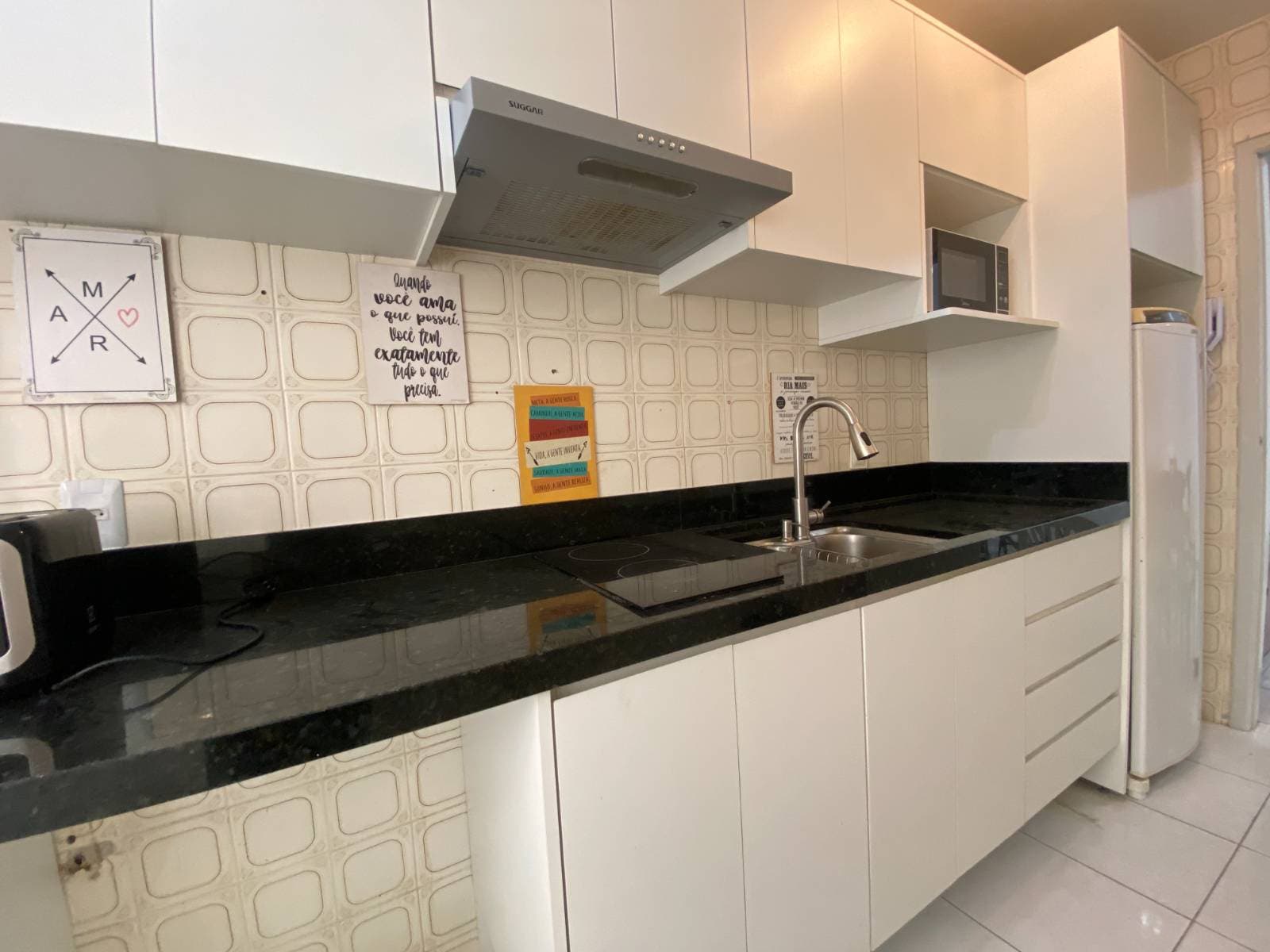 Apartamento mobiliado com 1 dormitório na quadra do mar – Centro de Balneário Camboriú - Apartamento em Centro, Balneário Camboriú - para locação - Desc Imóveis