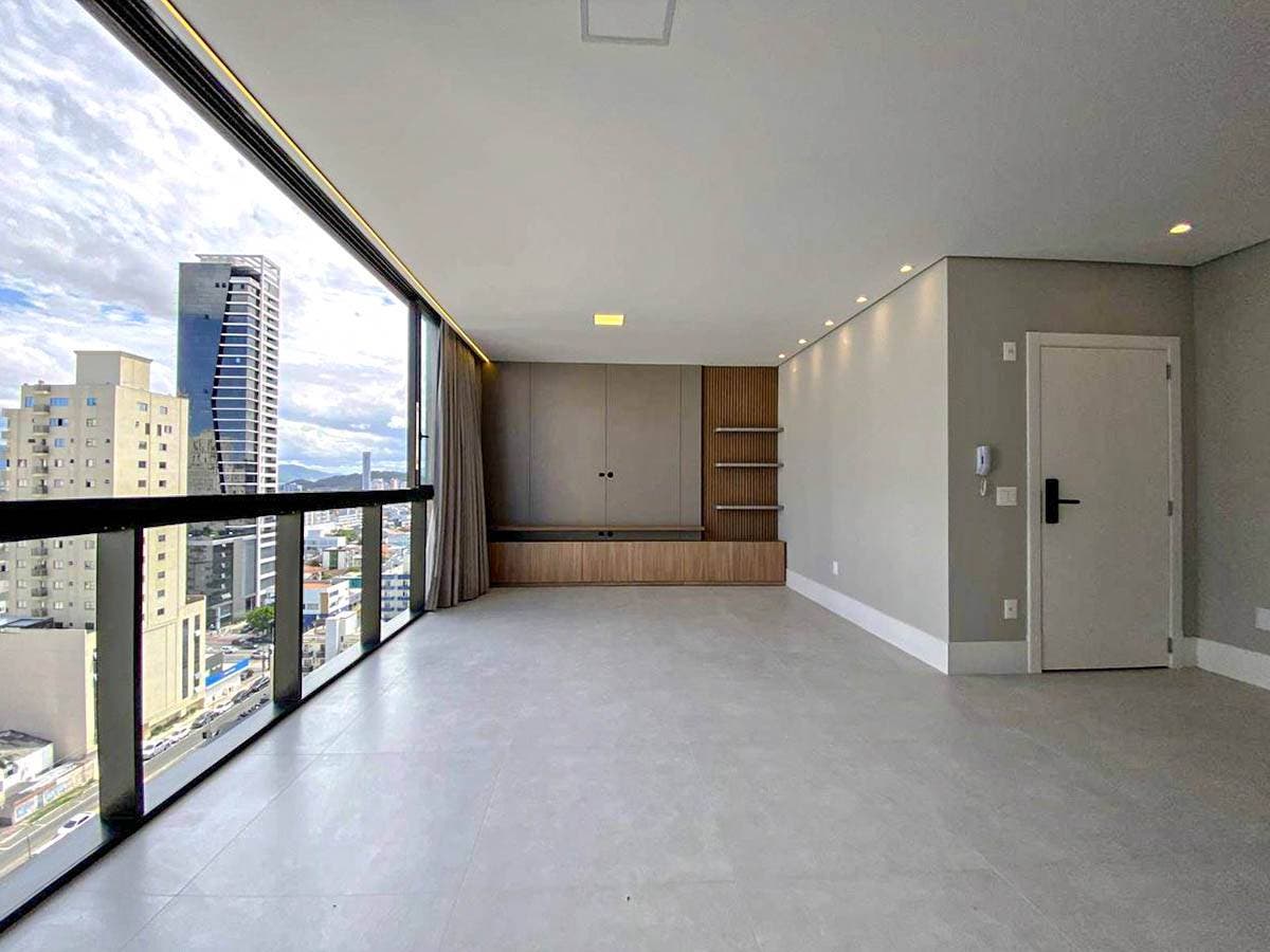 Apartamento semimobiliado com 4 dormitórios para locação anual no Centro de Balneário Camboriú - Apartamento em Centro, Balneário Camboriú - para locação - Desc Imóveis