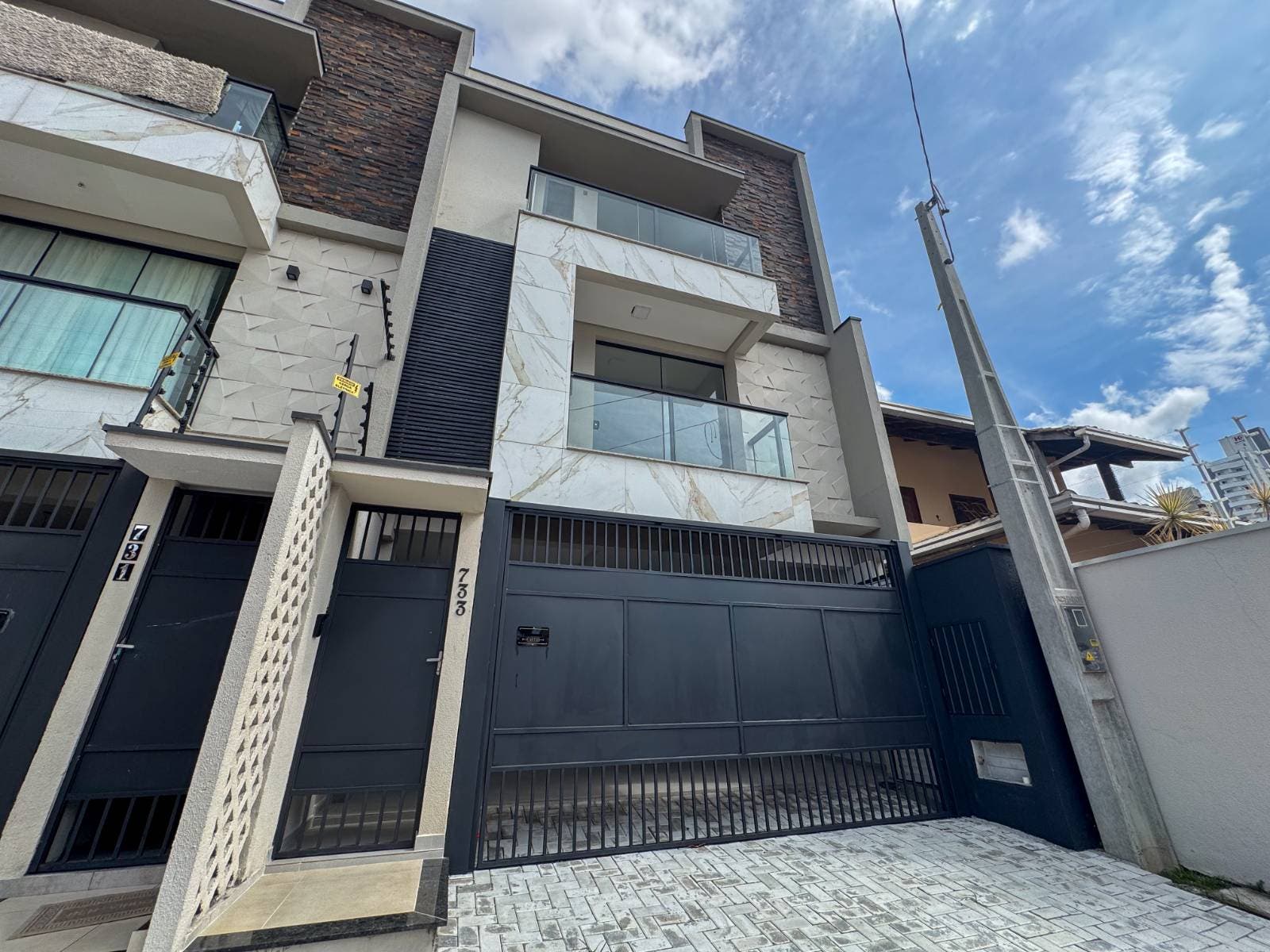 Sobrado triplex à venda na Rua 2870 em Balneário Camboriú - Sobrado em Centro, Balneário Camboriú - à venda - Desc Imóveis