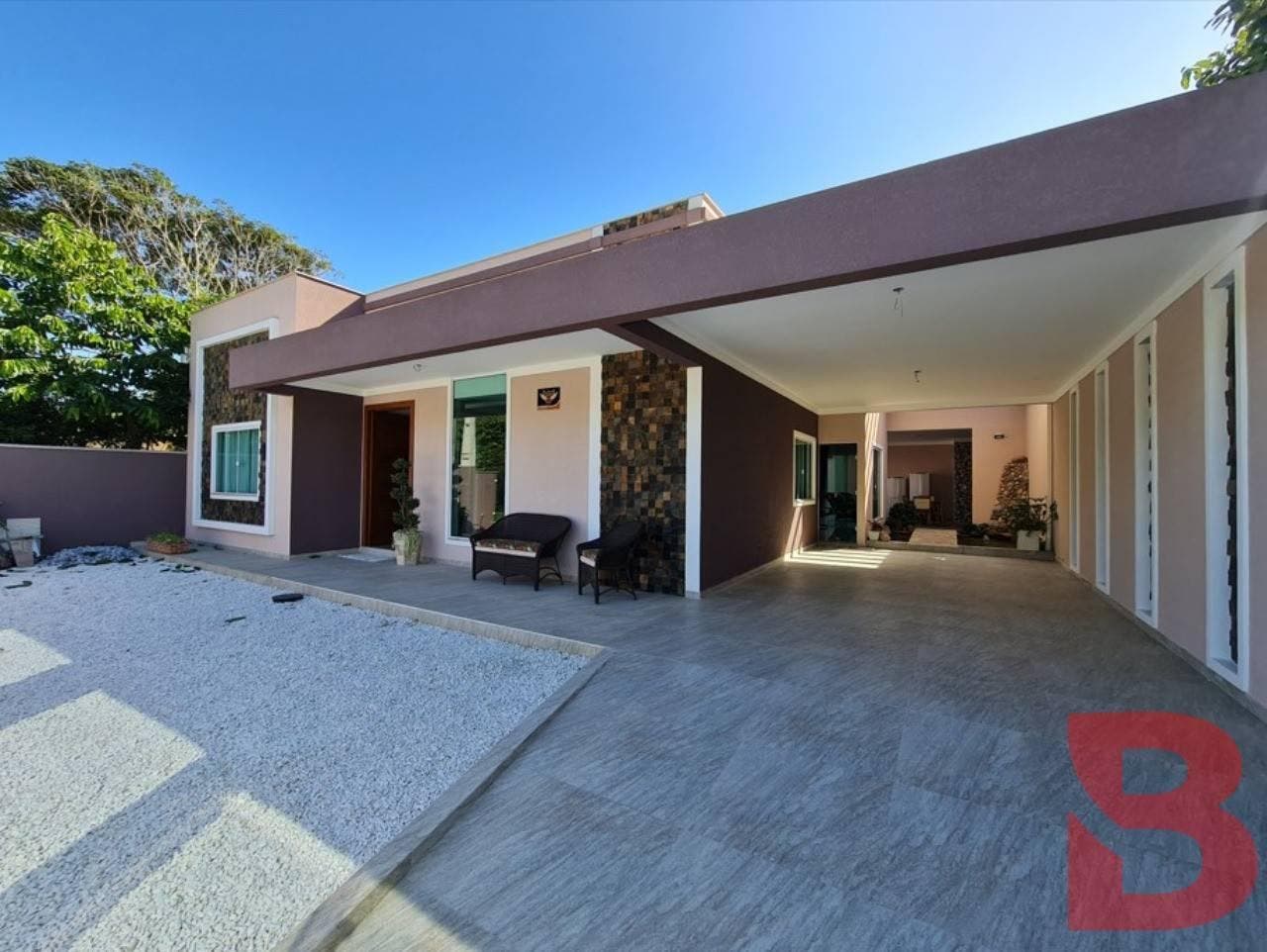 ÓTIMA CASA EM ALVENARIA COM EXCELENTE PADRÃO DE ACABAMENTO COM PISCINA, APENAS 140MTRS DA PRAIA - Casa em Centro, Itapoá - à venda - BESEN IMOBILIÁRIA LTDA