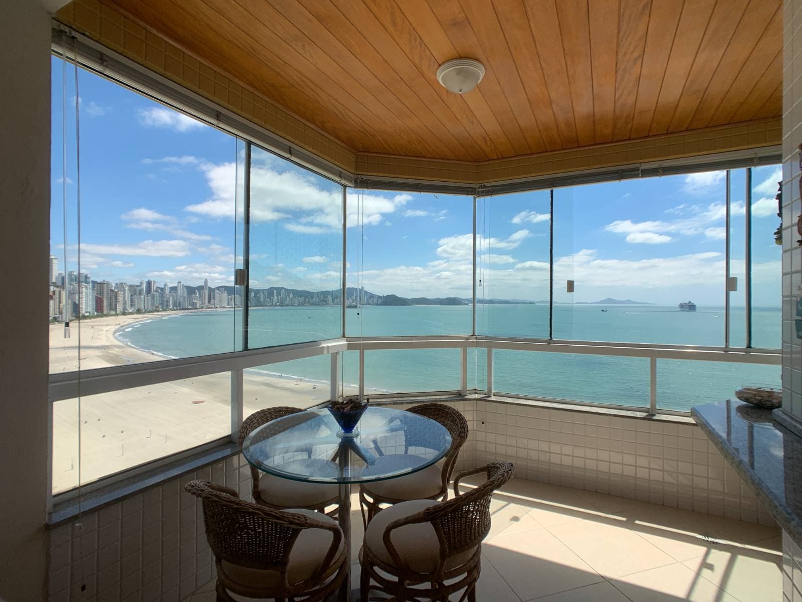 Apartamento Frente Mar no Residencial de Galles para Venda em Balneário Camboriú - Apartamento em Barra Sul, Balneário Camboriú - à venda - Desc Imóveis