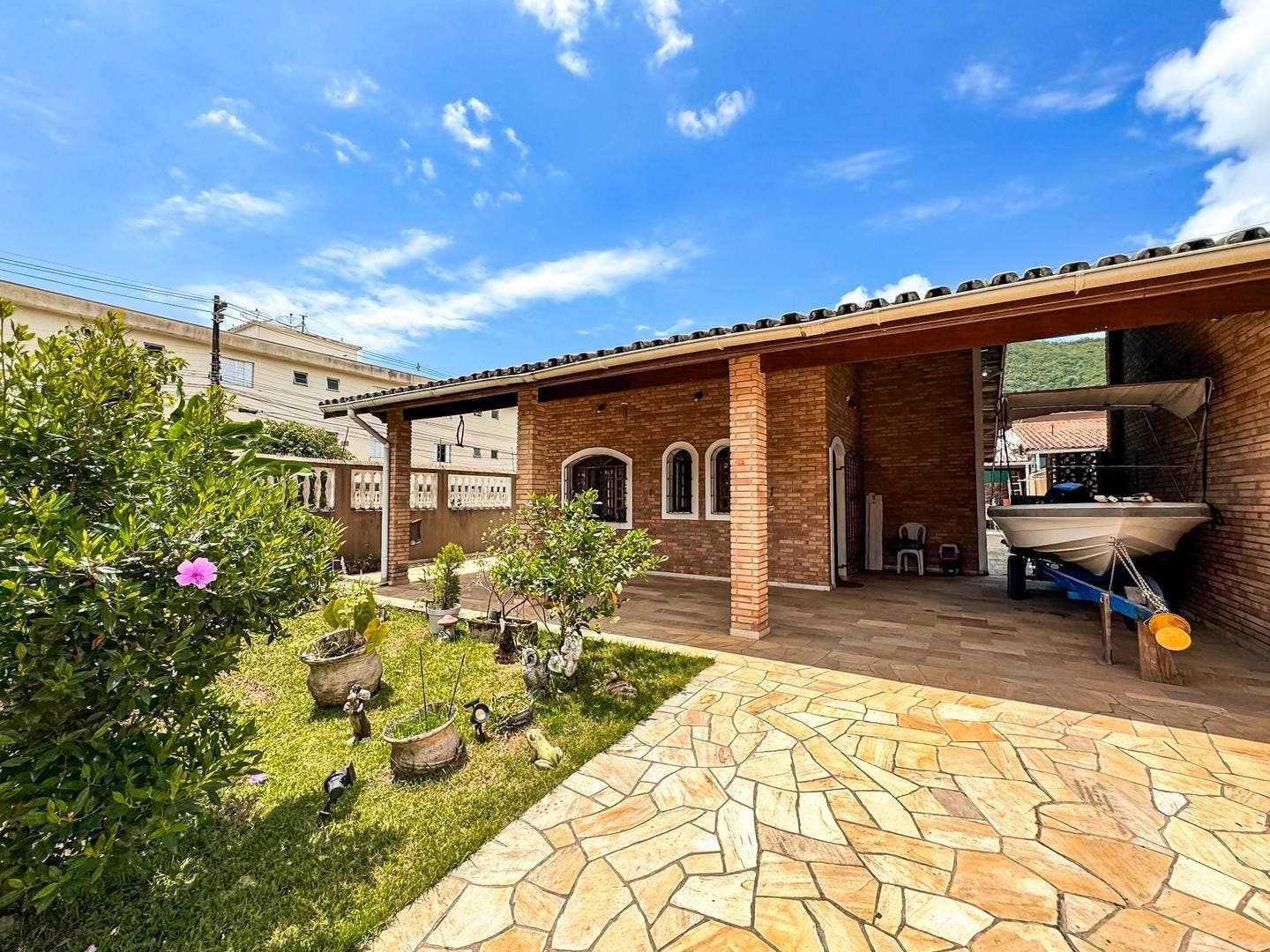 Casa com Edícula à Venda na Praia da Maranduba Ubatuba/SP - Casa em Maranduba, Ubatuba - à venda - Claudia Mar LTDA