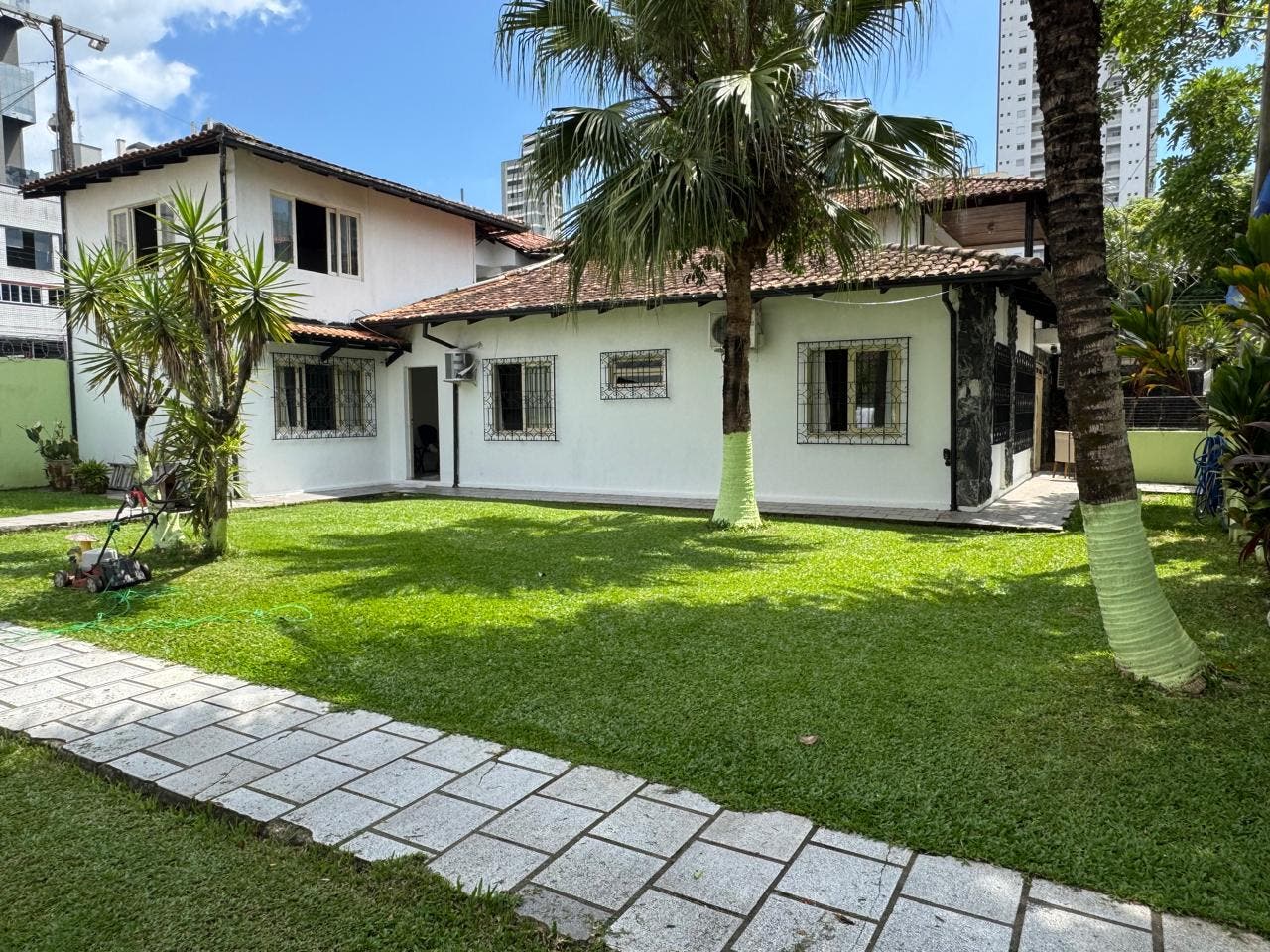 Amplo Terreno de 600m² com Casa no Centro de Balneário Camboriú - Casa em Centro, Balneário Camboriú - à venda - Desc Imóveis