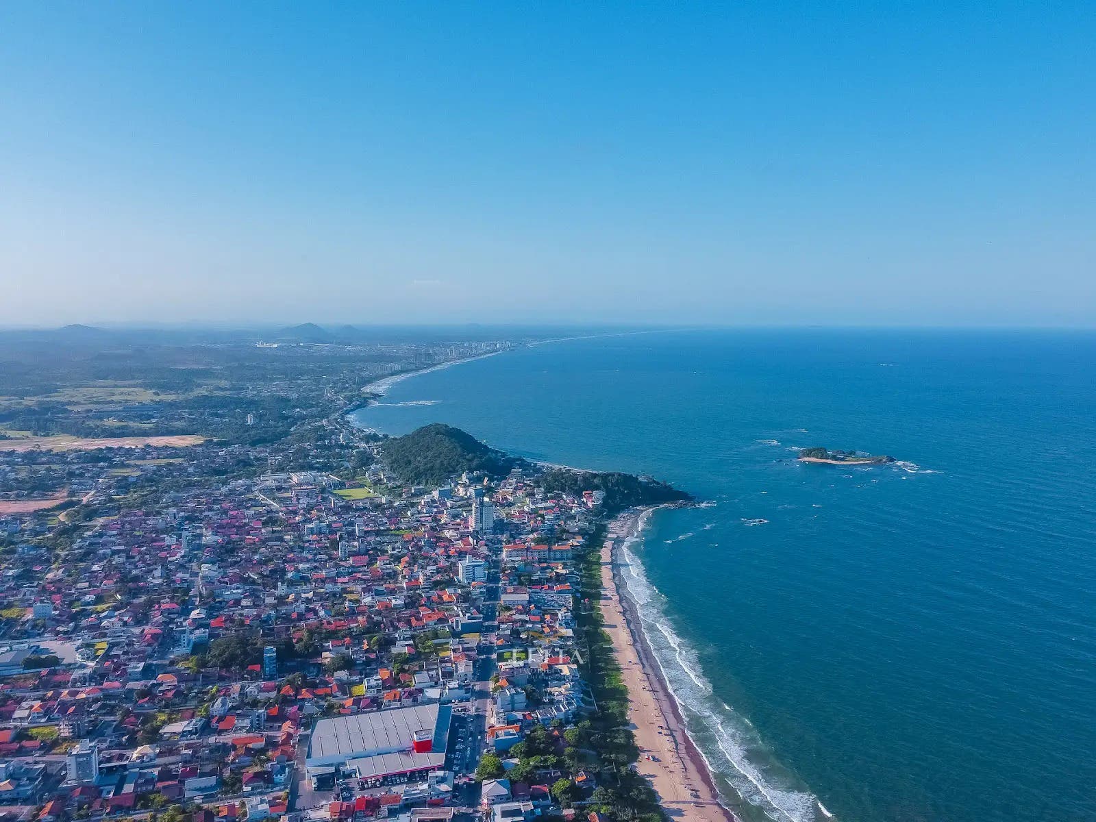 Vista aérea de Itajuba e da orla de Barra Velha, em Santa Catarina