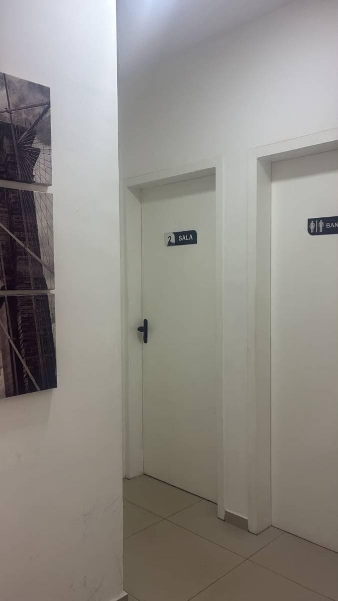 Corredor com portas