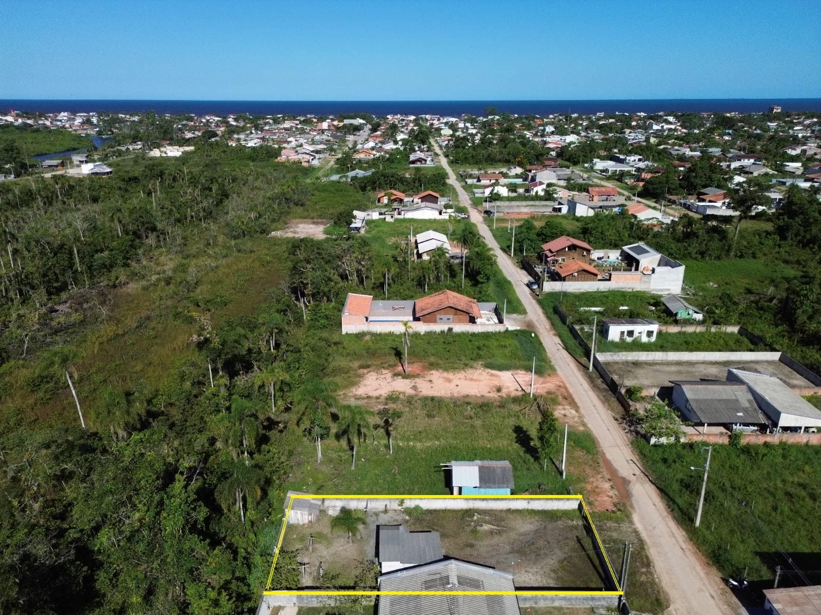 TERRENO PRONTO PARA CONSTRUIR, LIMPO ATERRADO E MURADO. - Lote/Terreno em Barra do Sai, Itapoá - à venda - BESEN IMOBILIÁRIA LTDA