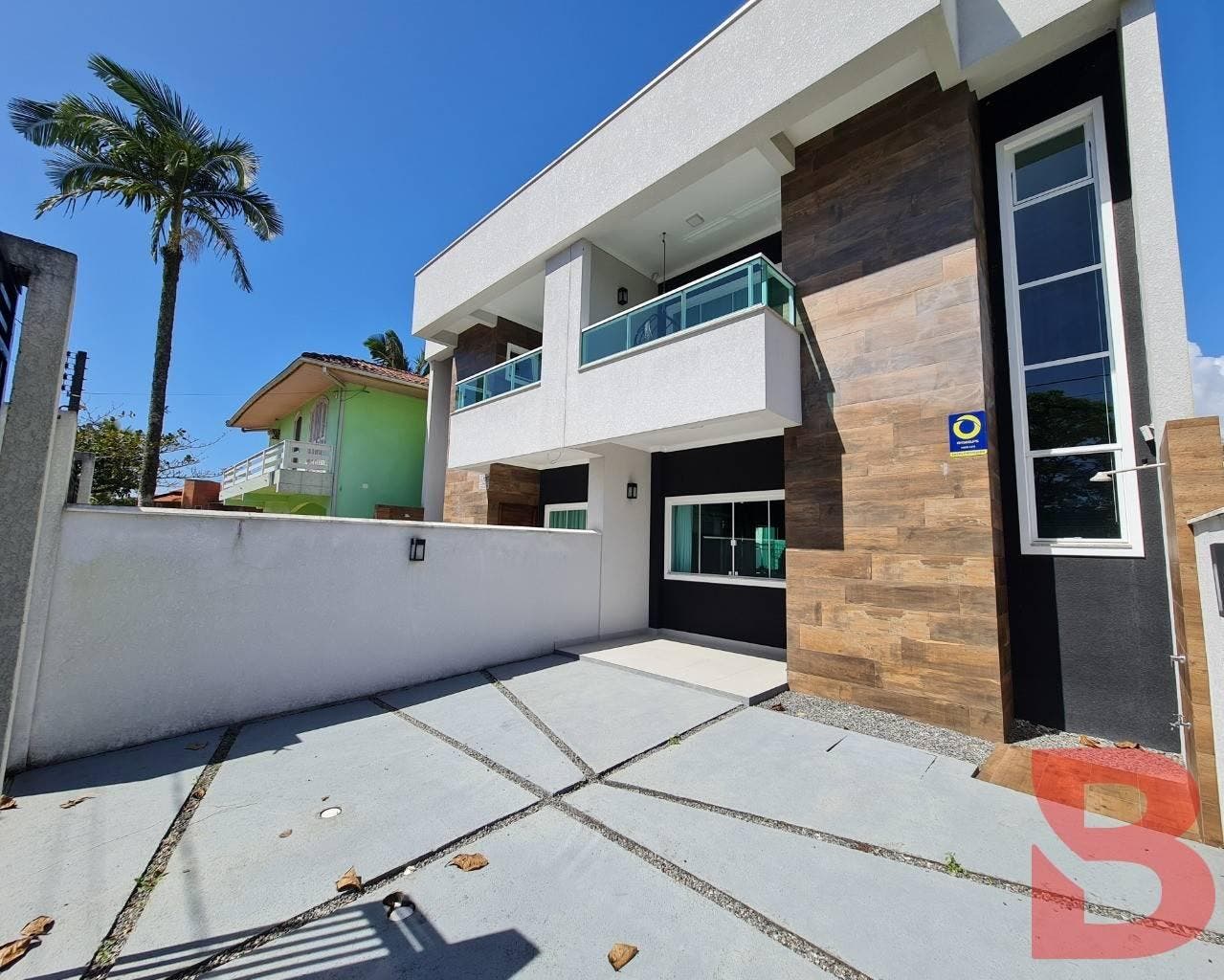 BELISSIMO SOBRADO COM PISCINA AQUECIDA - ÓTIMO PADRÃO DE ACABAMENTO E TODO MOBILIADO - APENAS 250 METROS DO MAR NO BALNEÁRIO RAINHA DO MAR - Casa em Rainha, Itapoá - à venda - BESEN IMOBILIÁRIA LTDA