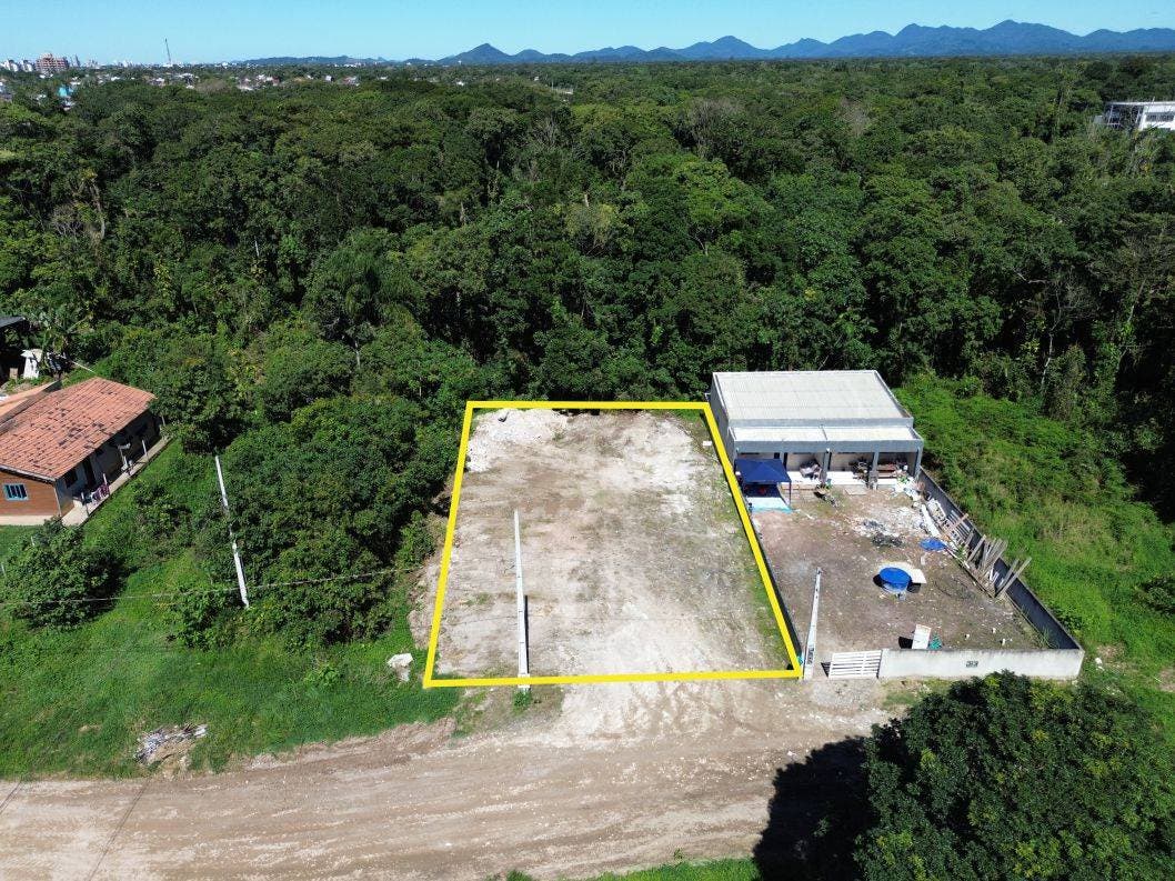 EXCELENTE TERRENO MEDINDO 360,00m² - LIMPO E COM LICENCIAMENTO AMBIENTAL - Lote/Terreno em Barra do Sai, Itapoá - à venda - BESEN IMOBILIÁRIA LTDA