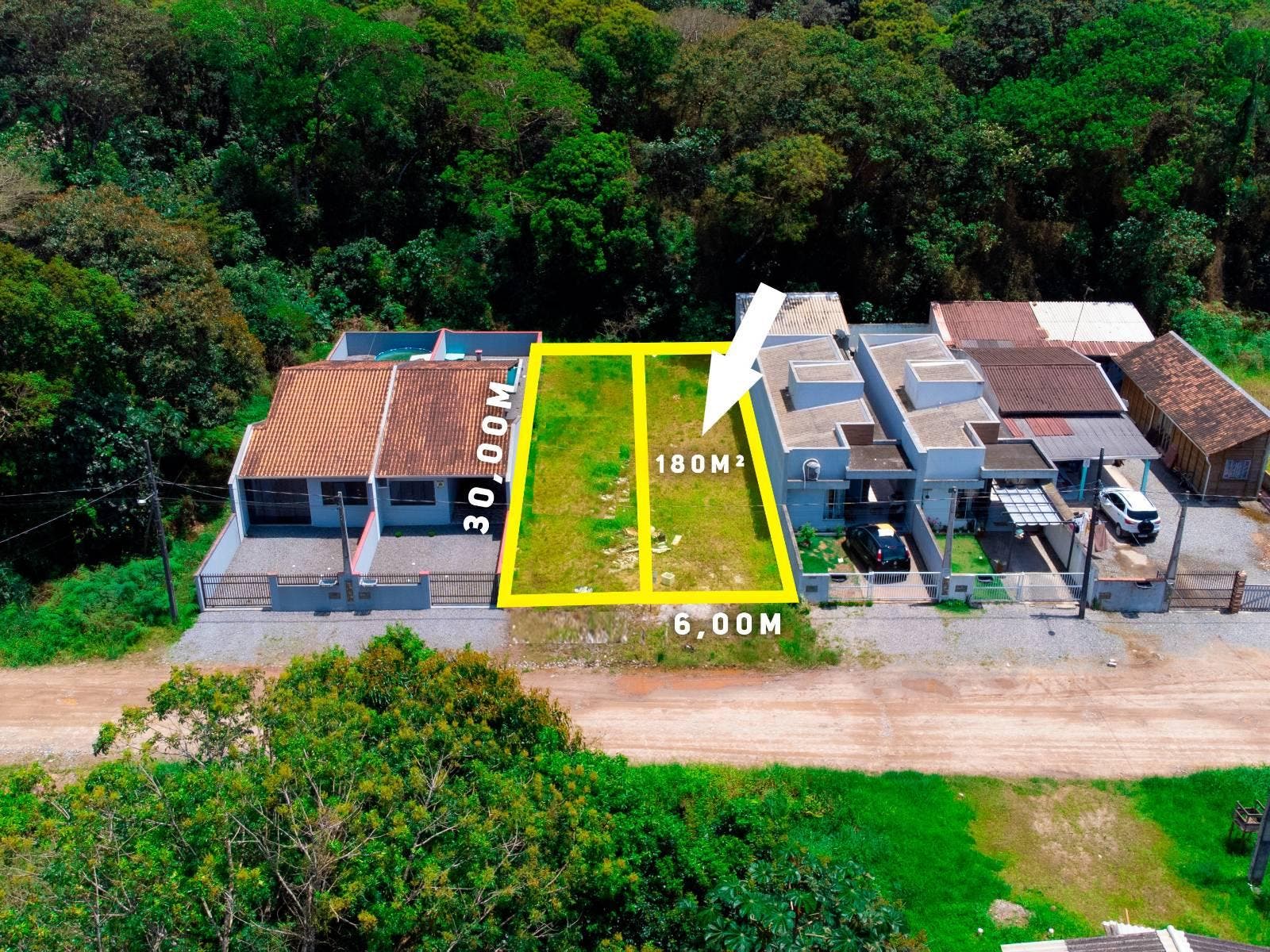 ÓTIMO TERRENO LIMPO E ATERRADO NÍVEL DA RUA - Lote/Terreno em Barra do Sai, Itapoá - à venda - BESEN IMOBILIÁRIA LTDA