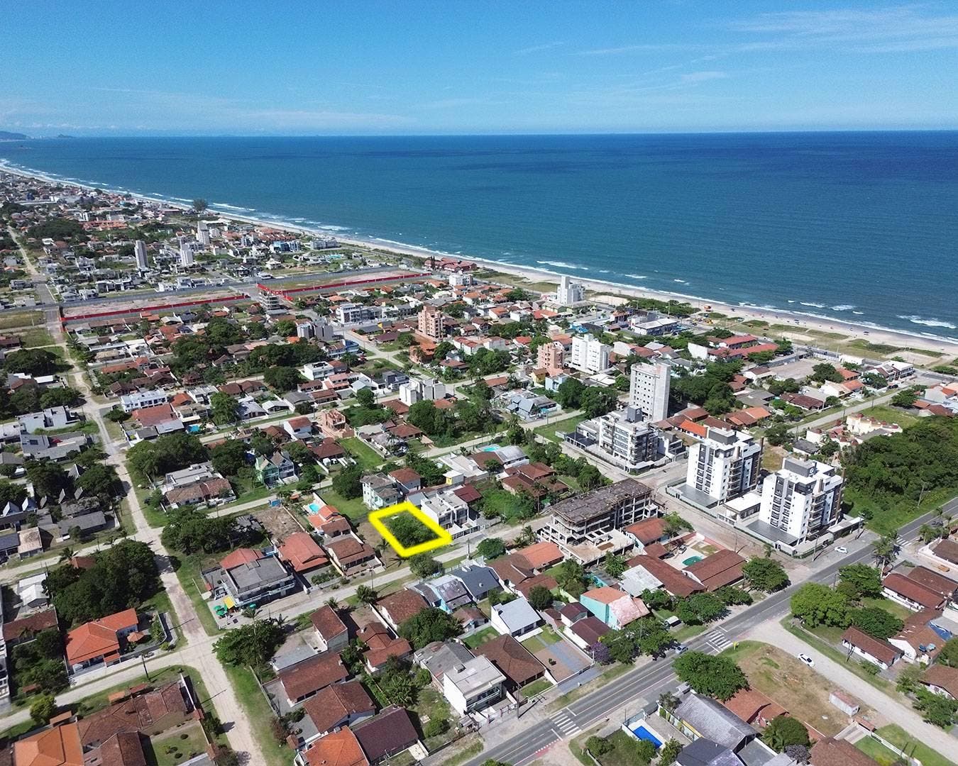 ÓTIMO TERRENO NO BALNEÁRIO RAINHA MEDINDO 390,00M² A 350 METROS DO MAR, PRÓXIMO AO CALÇADÃO BEIRA MAR COM ESPAÇO PARA LAZER. - Lote/Terreno em Rainha, Itapoá - à venda - BESEN IMOBILIÁRIA LTDA