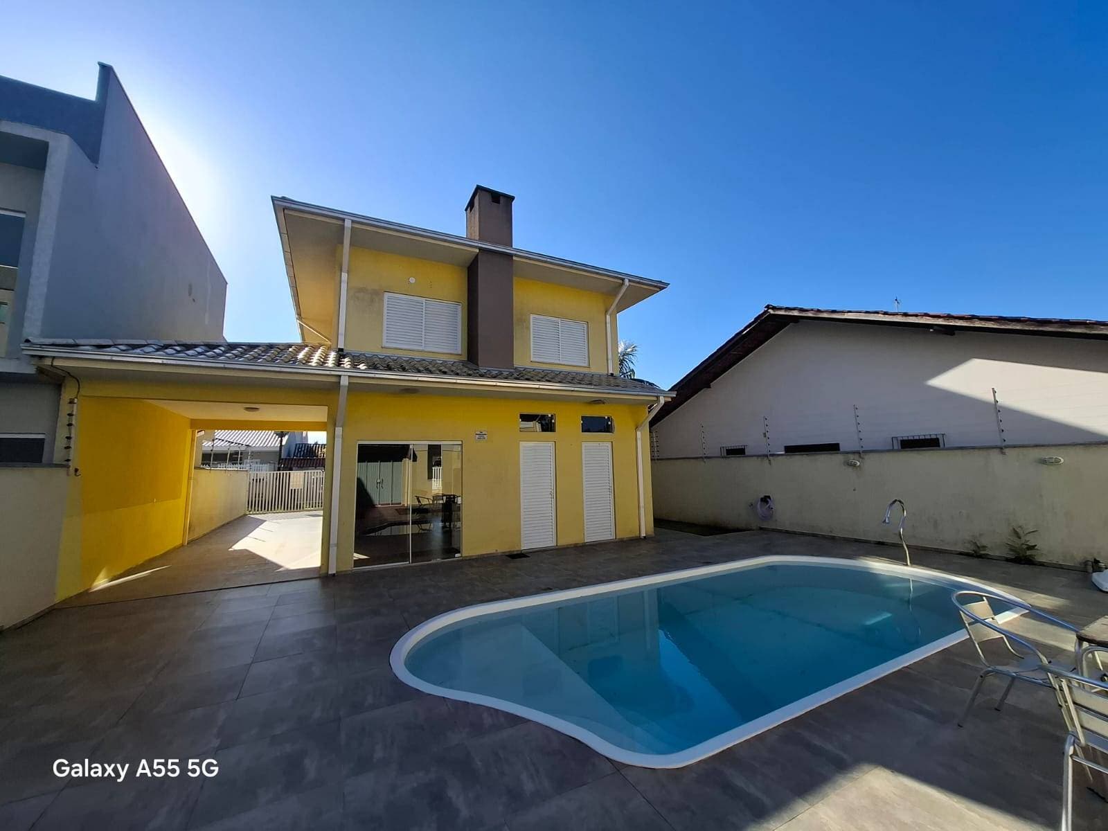 Excelente Sobrado com Piscina- Apenas 200Mtrs da Praia - Casa em Cambiju, Itapoá - à venda - BESEN IMOBILIÁRIA LTDA