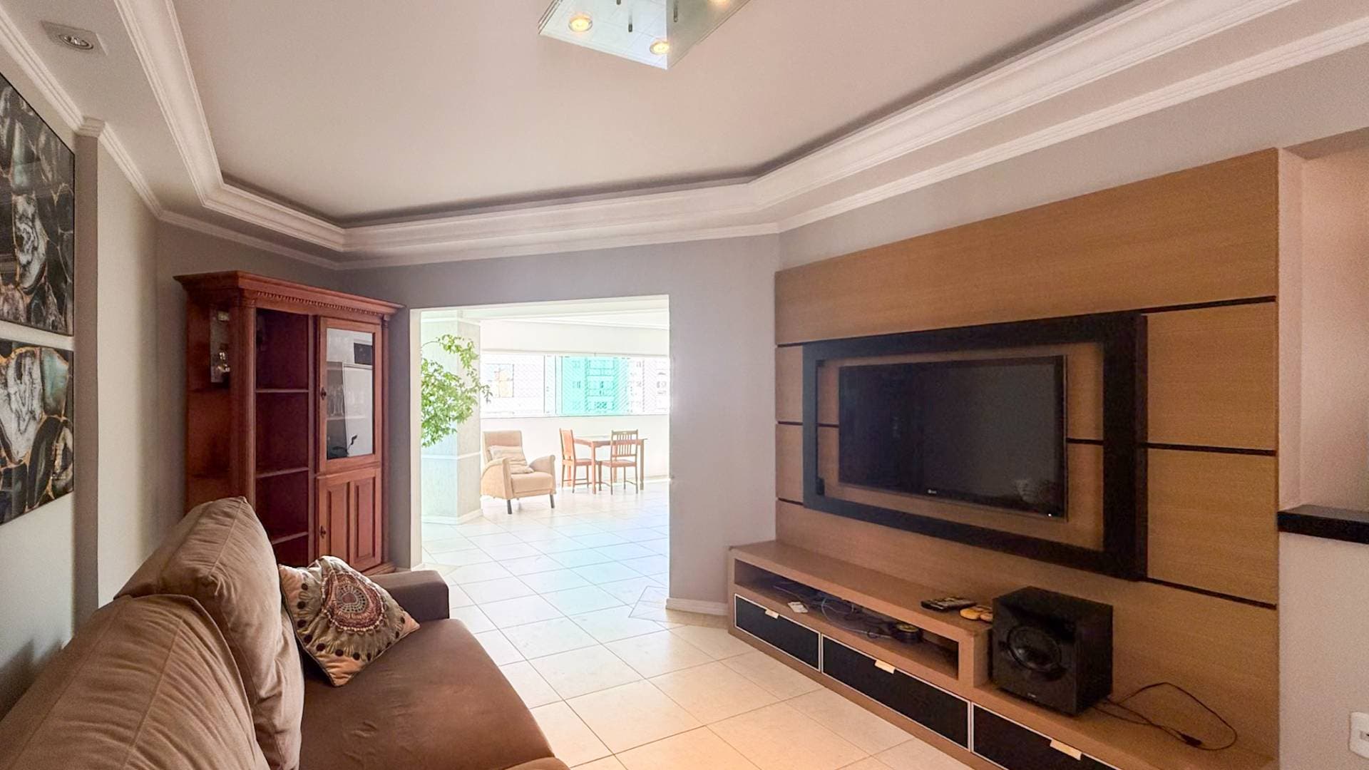 Apartamento a venda com 3 dormitórios (sendo 02 suítes), 02 vagas de garagem privativas e 133m² em Balneário Camboriú/SC - Apartamento em Centro, Balneário Camboriú - à venda - IMOBILIÁRIA GUILHERME LTDA