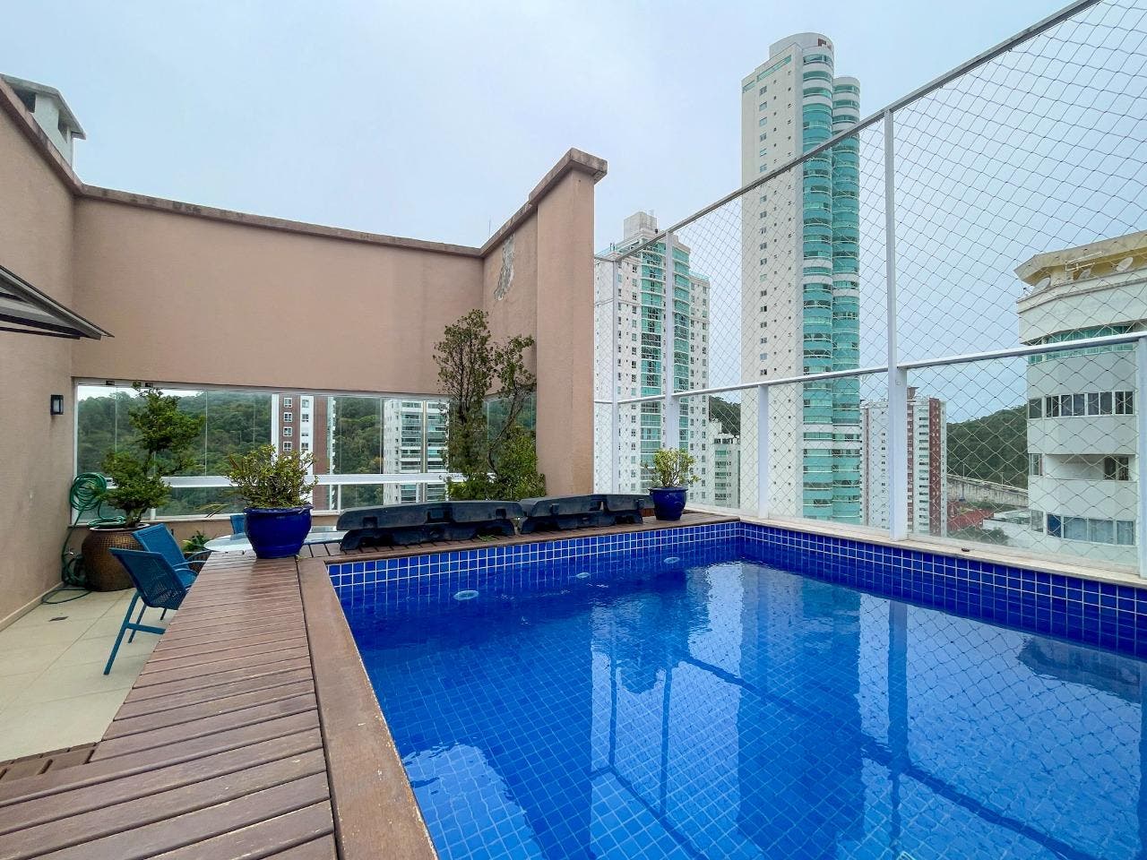 Cobertura Horizontal com 233 m² e piscina privativa à venda no Centro de Balneário Camboriú - Cobertura em Pioneiros, Balneário Camboriú - à venda - IMOBILIÁRIA GUILHERME LTDA