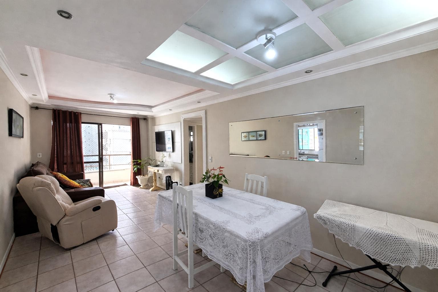 Apartamento Semi-Mobiliado com 2 Dormitórios Quadra Mar na Barra Sul em Balneário Camboriú - Apartamento em Centro, Balneário Camboriú - à venda - Desc Imóveis