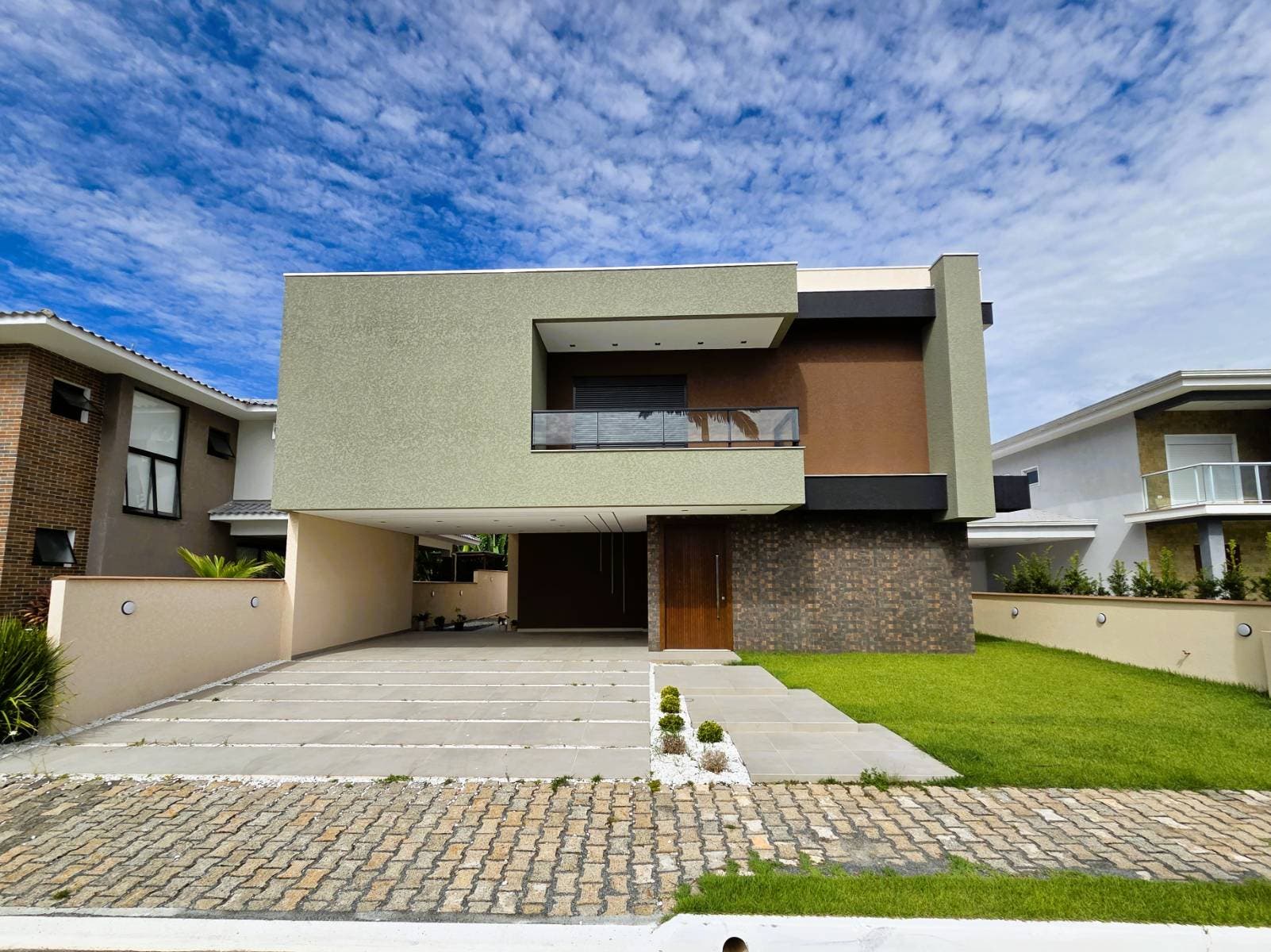 SOBRADO DE ALTO PADRÃO EM CONDOMÍNIO FECHADO - SOUTH BEACH - Casa de Condomínio em Barra do Sai, Itapoá - à venda - BESEN IMOBILIÁRIA LTDA