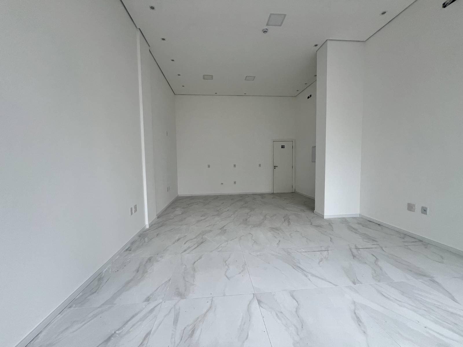 Sala Comercial para Locação no Centro de Balneário Camboriú - Entre a Av. Brasil e a 3ª Avenida - Salas Comerciais em Centro, Balneário Camboriú - para locação - Desc Imóveis