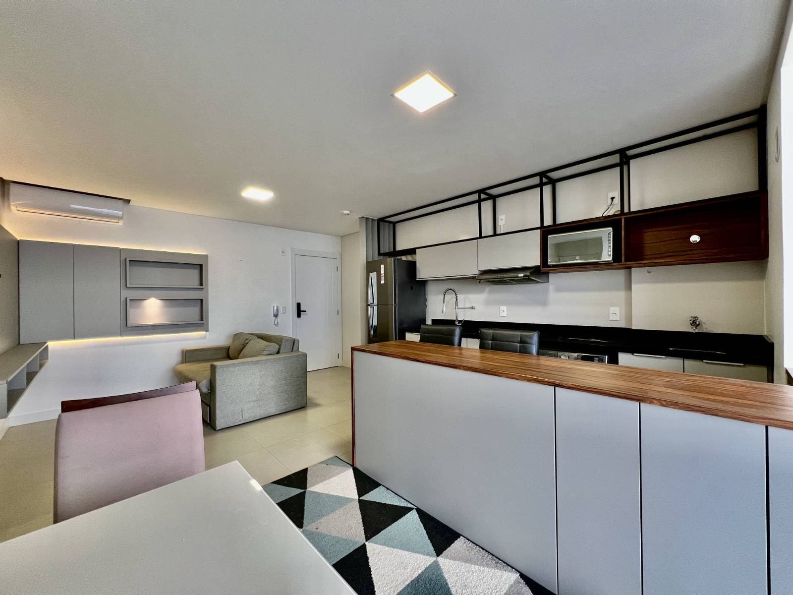 Apartamento com 02 dormitórios mobiliado para locação anual na Praia Brava - Apartamento em Praia brava, Itajaí - para locação - Desc Imóveis