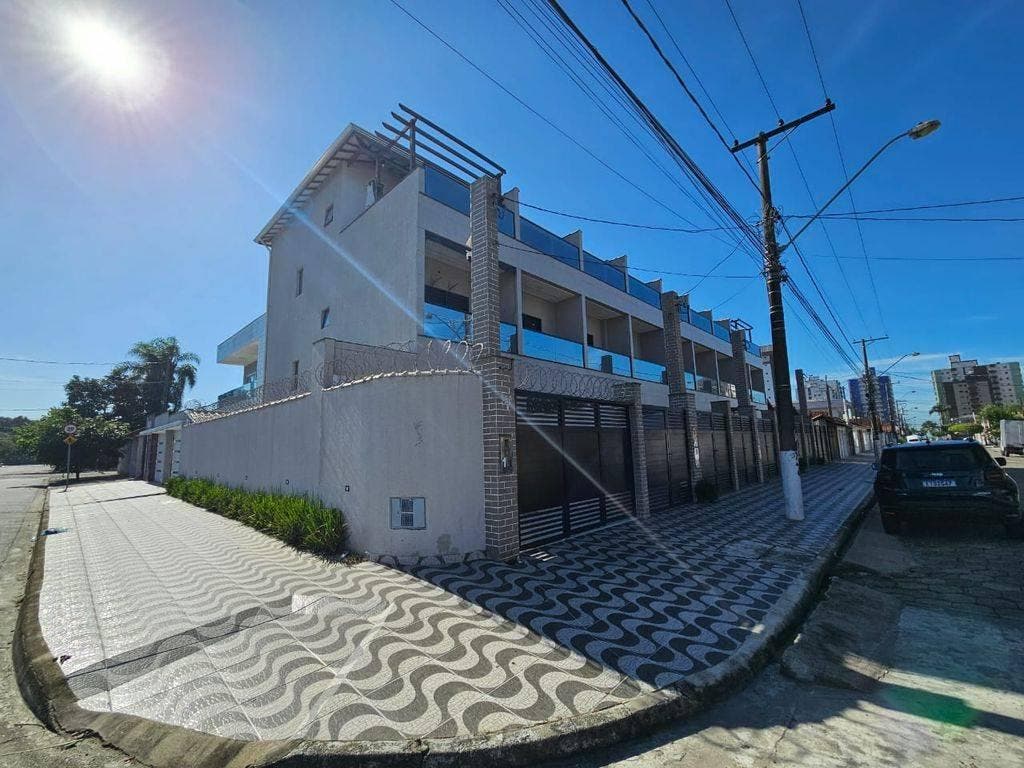 TRIPLEX MARAVILHOSA SENDO 3DORM 1SUITE , CHURRASQUEIRA VAGAS PARA 2 VEICULOS. - Sobrado em Maracanã, Praia Grande - à venda - DEBORA BUENO CONSULTORIA IMOBILIÁRIA