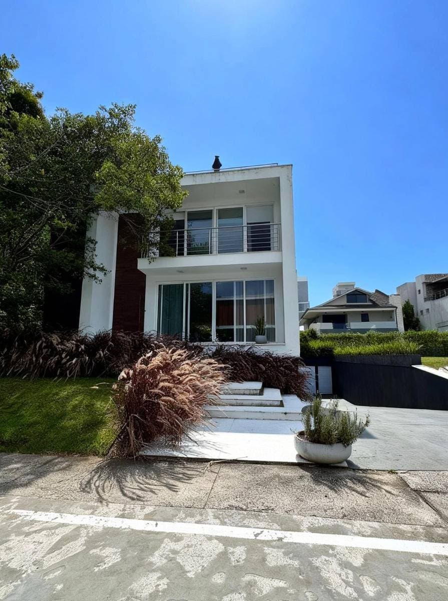 Casa alto padrão à venda no Condomínio Porto Riviera com 05 suítes (01 master com 2 banheiros e 2 closets), piscina e 872m² - Casa de Condomínio em Praia Brava, Itajaí - à venda - IMOBILIÁRIA GUILHERME LTDA