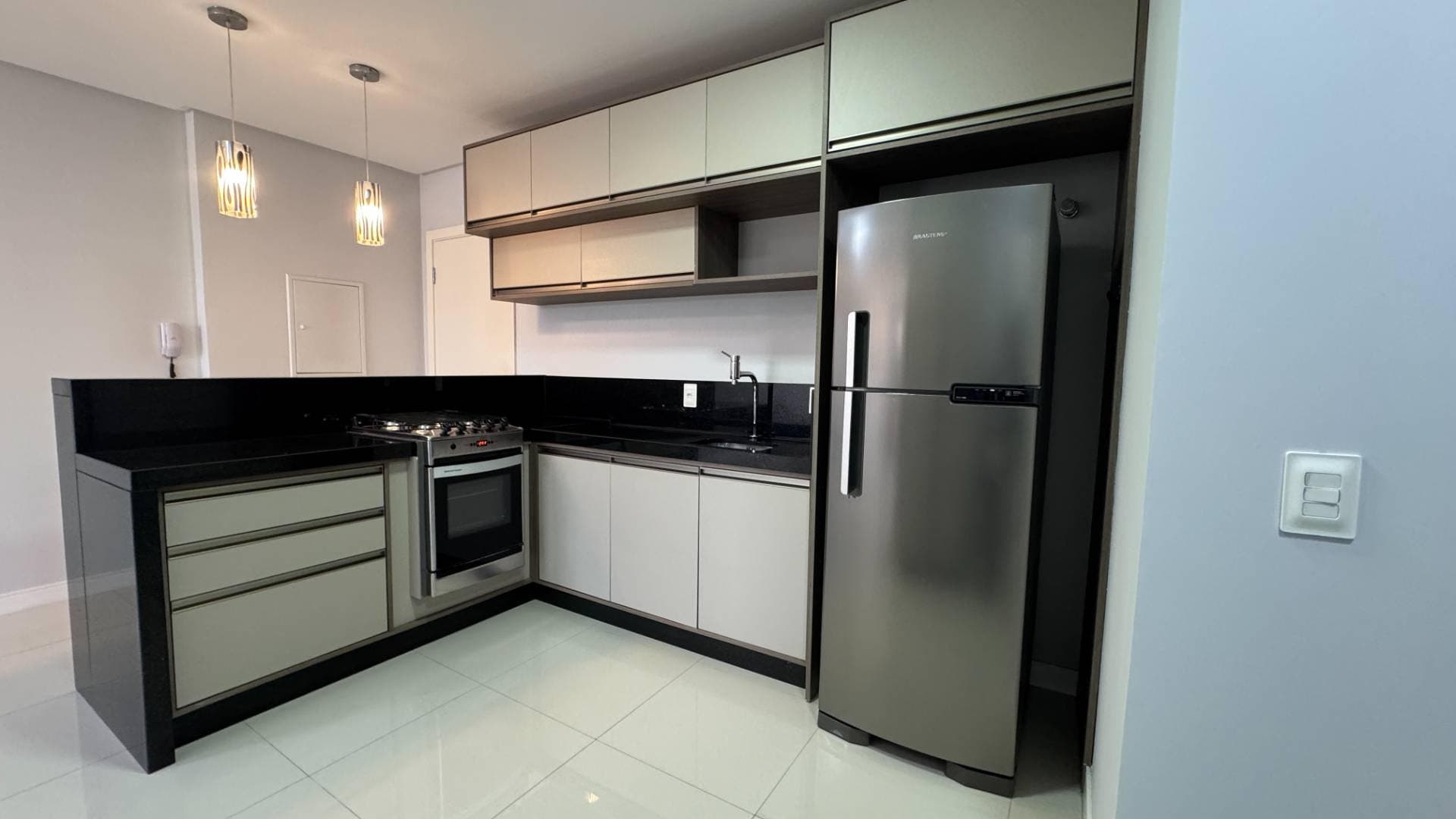 Apartamento de 01 dormitórios, semi-mobiliado - Bairro das Nações - Apartamento em Nações, Balneário Camboriú - para locação - Desc Imóveis