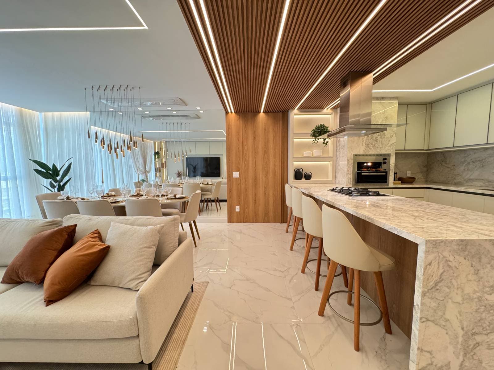 Apartamento Mobiliado com 4 Dormitórios à Venda no Centro de Balneário Camboriú - Apartamento em Centro, Balneário Camboriú - à venda - Desc Imóveis