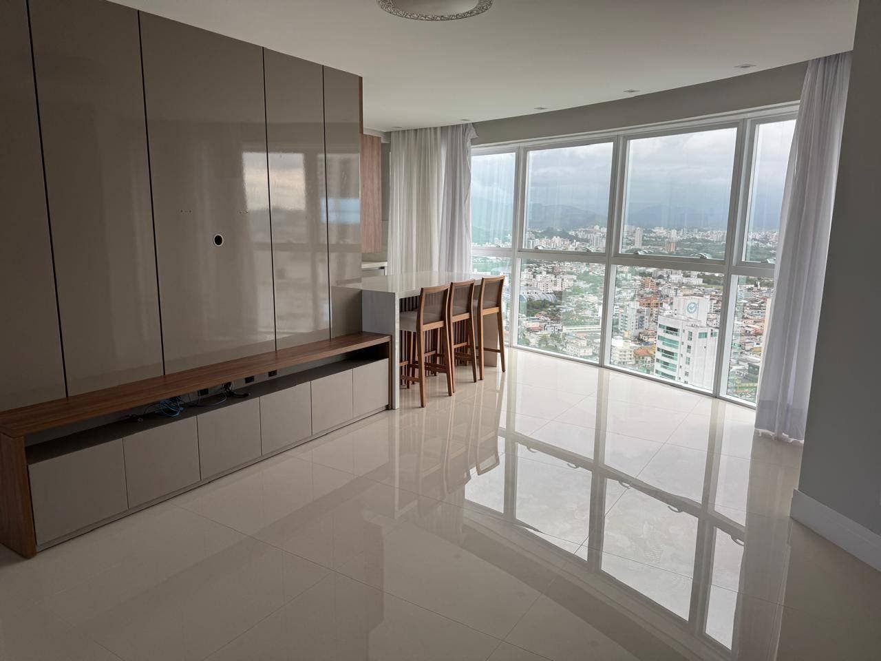 Apartamento quadra mar com 03 suítes e lazer completo no Centro de Balneário Camboriú - Apartamento em Centro, Balneário Camboriú - para locação - Desc Imóveis
