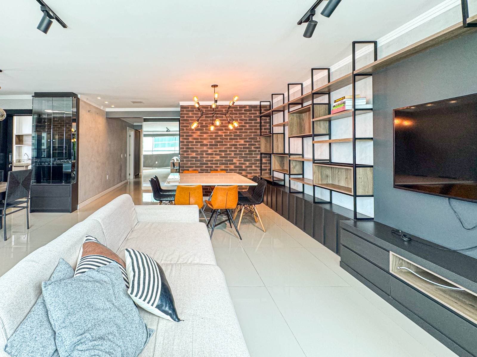 Apartamento semimobiliado com 03 suítes à venda no Ed. Maria Victoria em Balneário Camboriú - Apartamento em Centro, Balneário Camboriú - à venda - Desc Imóveis