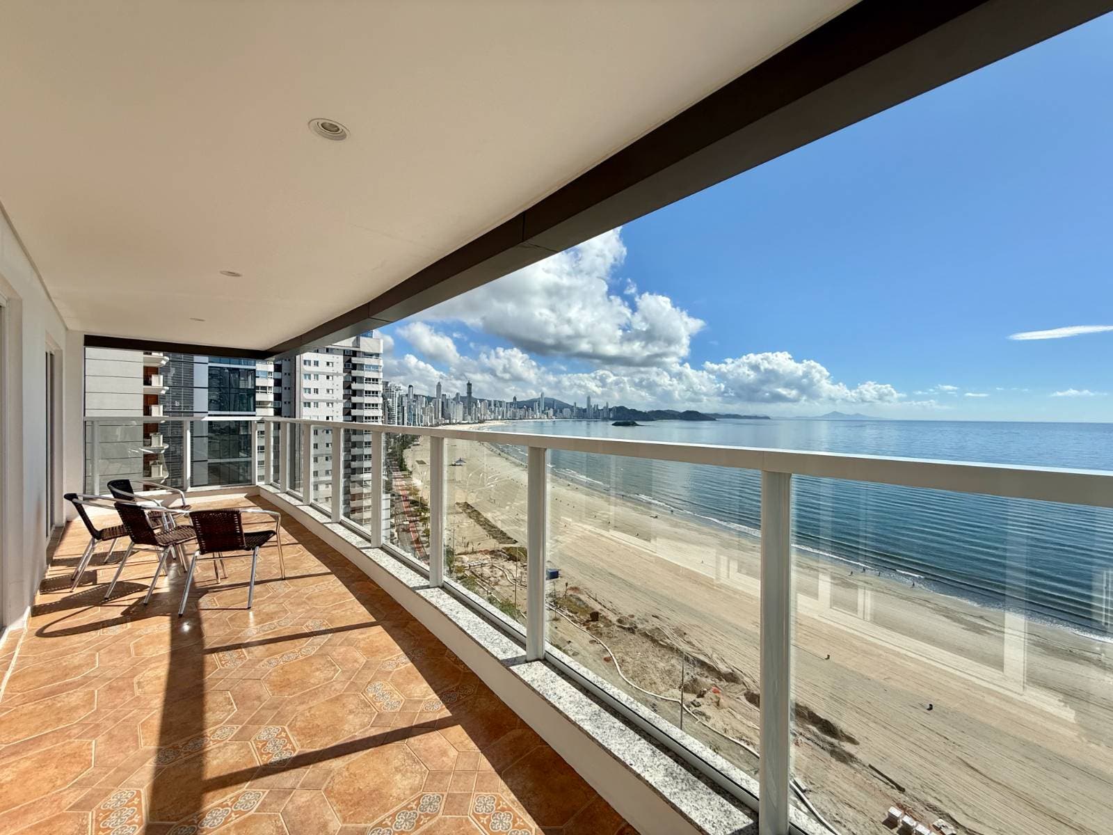 Apartamento Mobiliado com 3 Dormitórios Frente Mar na Barra Sul em Balneário Camboriú - Apartamento em Centro, Balneário Camboriú - à venda - Desc Imóveis