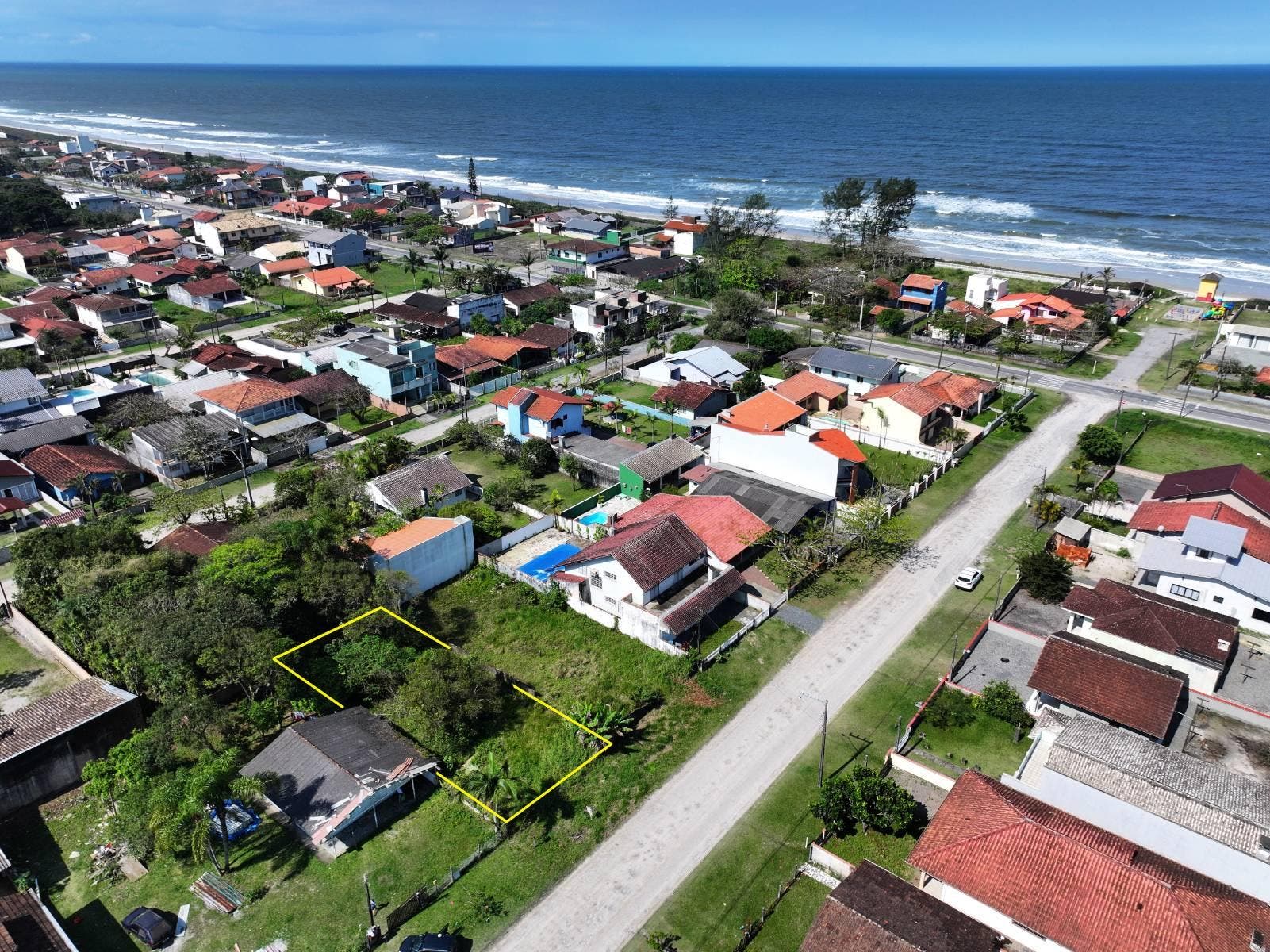 EXCELENTE TERRENO APENAS 200 METROS DO MAR - Lote/Terreno em Barra do Sai, Itapoá - à venda - BESEN IMOBILIÁRIA LTDA