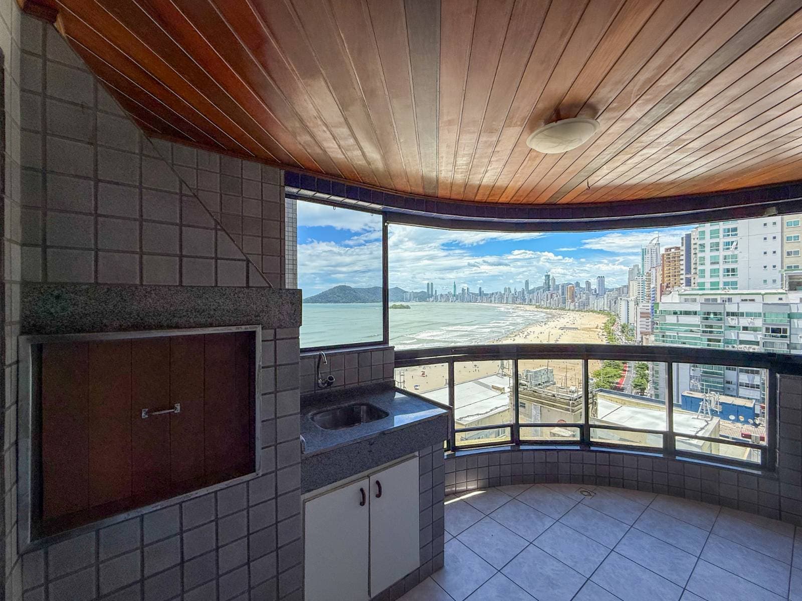Apartamento com 3 Dormitórios Frente Mar à Venda o Ed. Real Park em Balneário Camboriú - Apartamento em Centro, Balneário Camboriú - à venda - Desc Imóveis