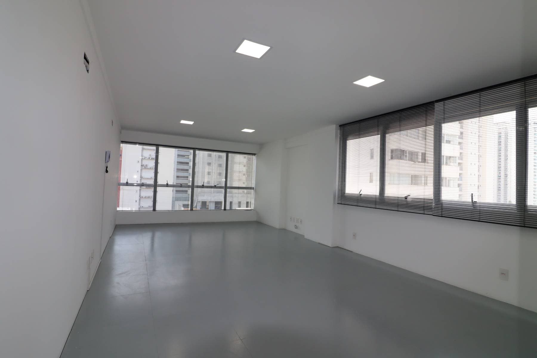 Sala comercial à venda no Bairro Pioneiros em Balneário Camboriú - Salas Comerciais em Pioneiros, Balneário Camboriú - à venda - Desc Imóveis