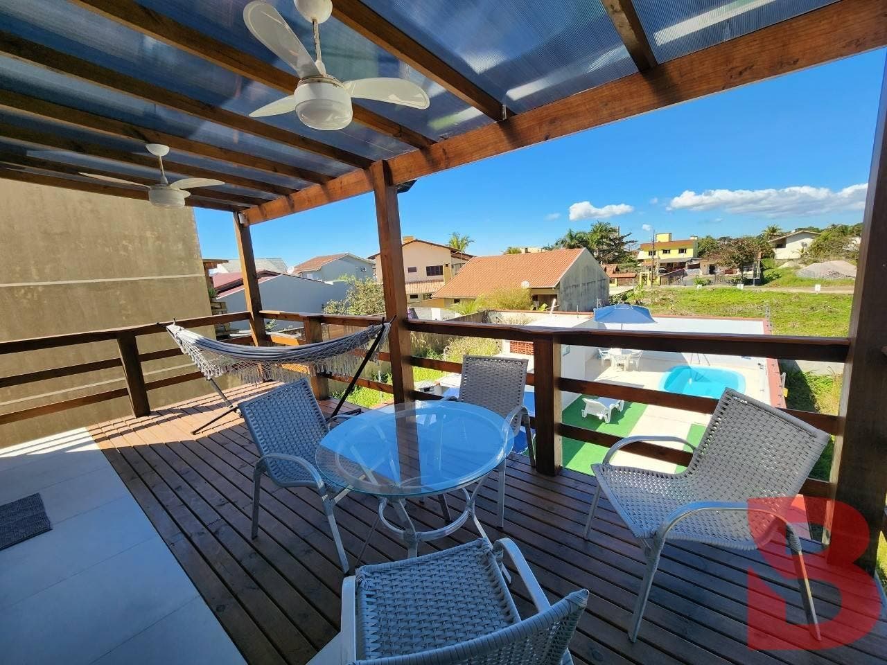 SOBRADO QUADRA DO MAR, MOBILIADO E EQUIPADO, 01 SUÍTE E 02 DEMI-SUÍTES - ÓTIMA LOCALIZAÇÃO - Sobrado em Bamerindus, Itapoá - à venda - BESEN IMOBILIÁRIA LTDA