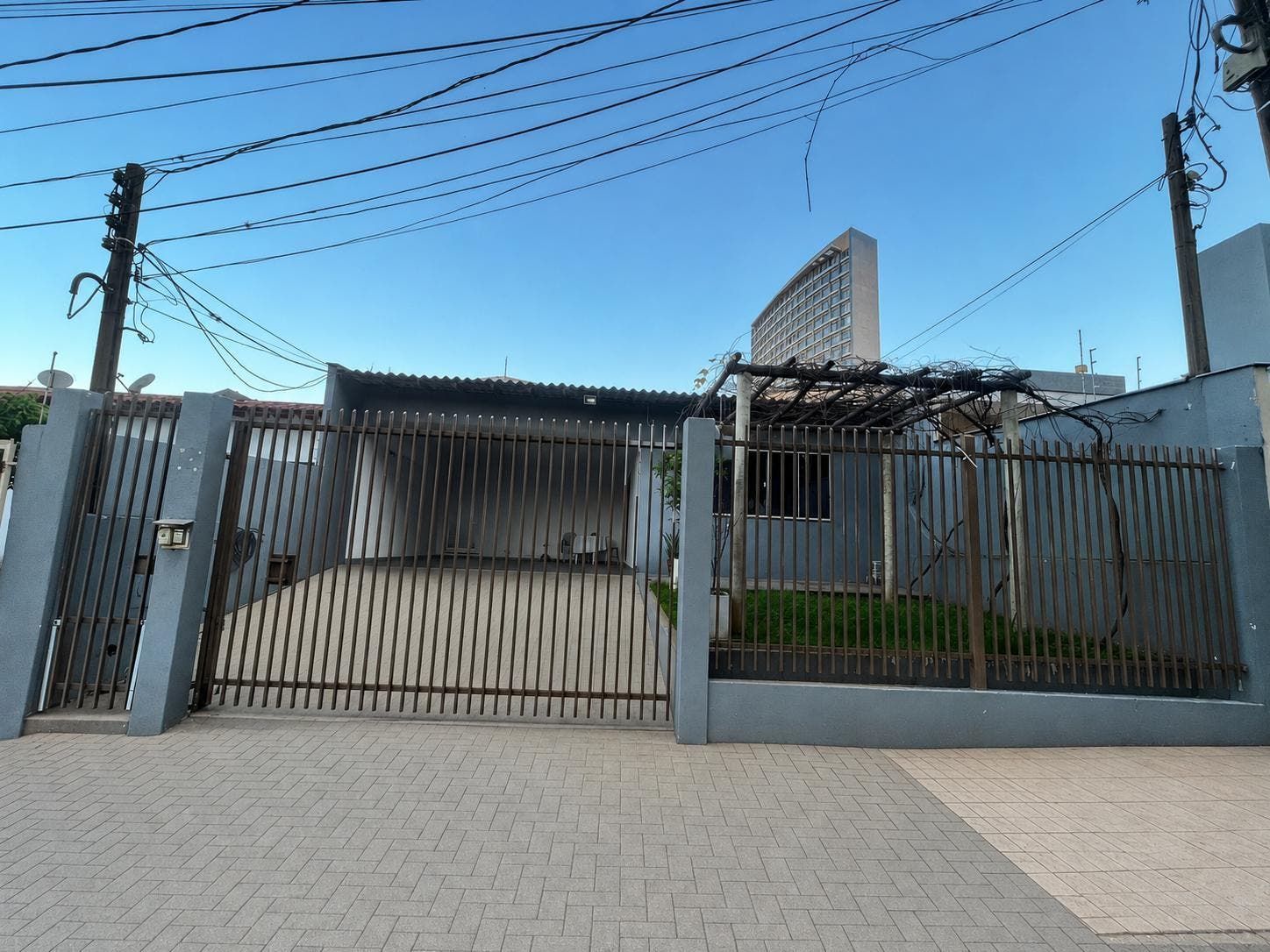 Casa à venda com 300n² de área total no Guanabara próximo av. Madre Leônia - Casa em Guanabara, Londrina - à venda - CINCO HOMESTAY LTDA
