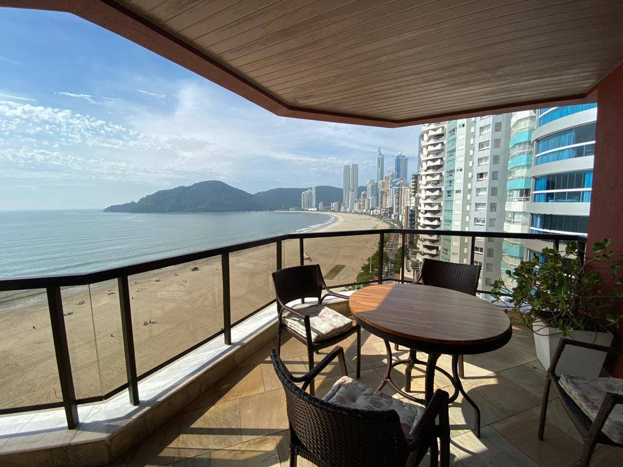 Apartamento Mobiliado Frente Mar com 4 Suítes para Alugar em Balneário Camboriú - Apartamento em Centro, Balneário Camboriú - para locação - Desc Imóveis