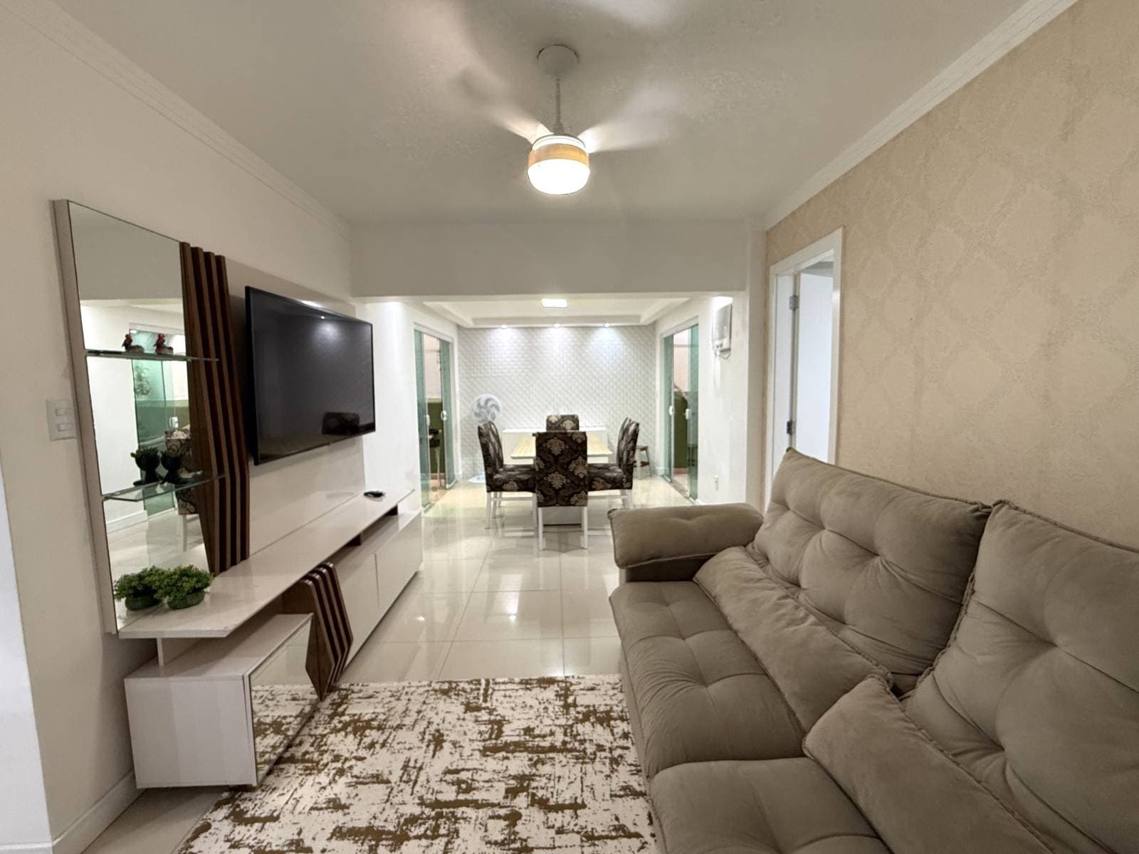 Apartamento Mobiliado de 2 Dormitórios com Terraços Privativos no Bairro Pioneiros Balneário Camboriú - Apartamento em Pioneiros, Balneário Camboriú - à venda - Desc Imóveis