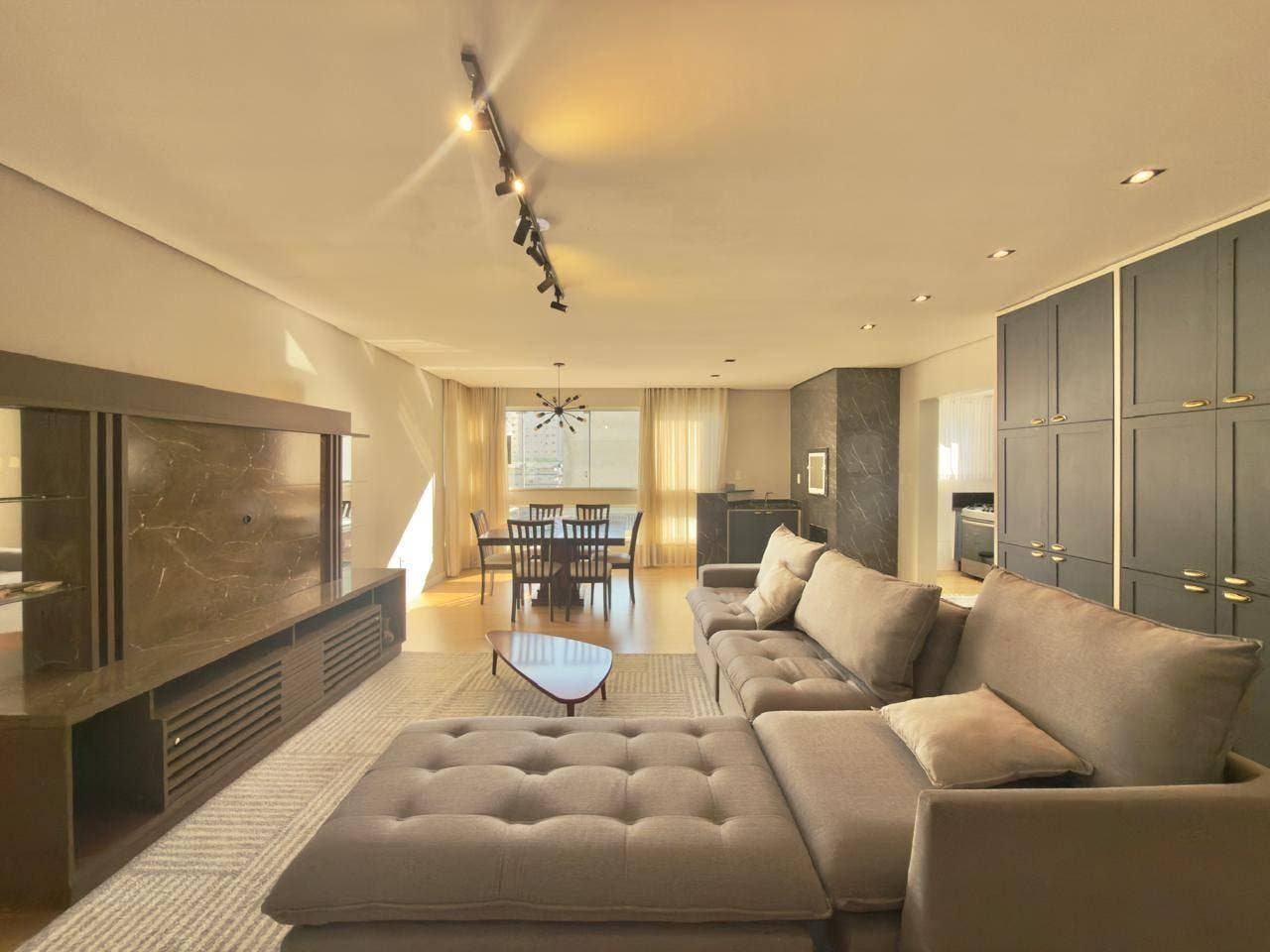Apartamento a Venda - 3 Suítes - Diferenciado - Mobiliado - Piscina Privativa - 199m2 - 02 vagas de garagem - Balneário Camboriú - Apartamento em Centro, Balneário Camboriú - IMOBILIÁRIA GUILHERME LTDA