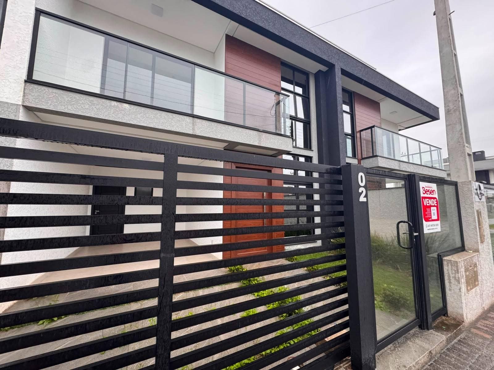 ÓTIMO SOBRADO LOCALIZADO NO BALNEÁRIO RAINHA DO MAR! - Casa em Rainha, Itapoá - à venda - BESEN IMOBILIÁRIA LTDA